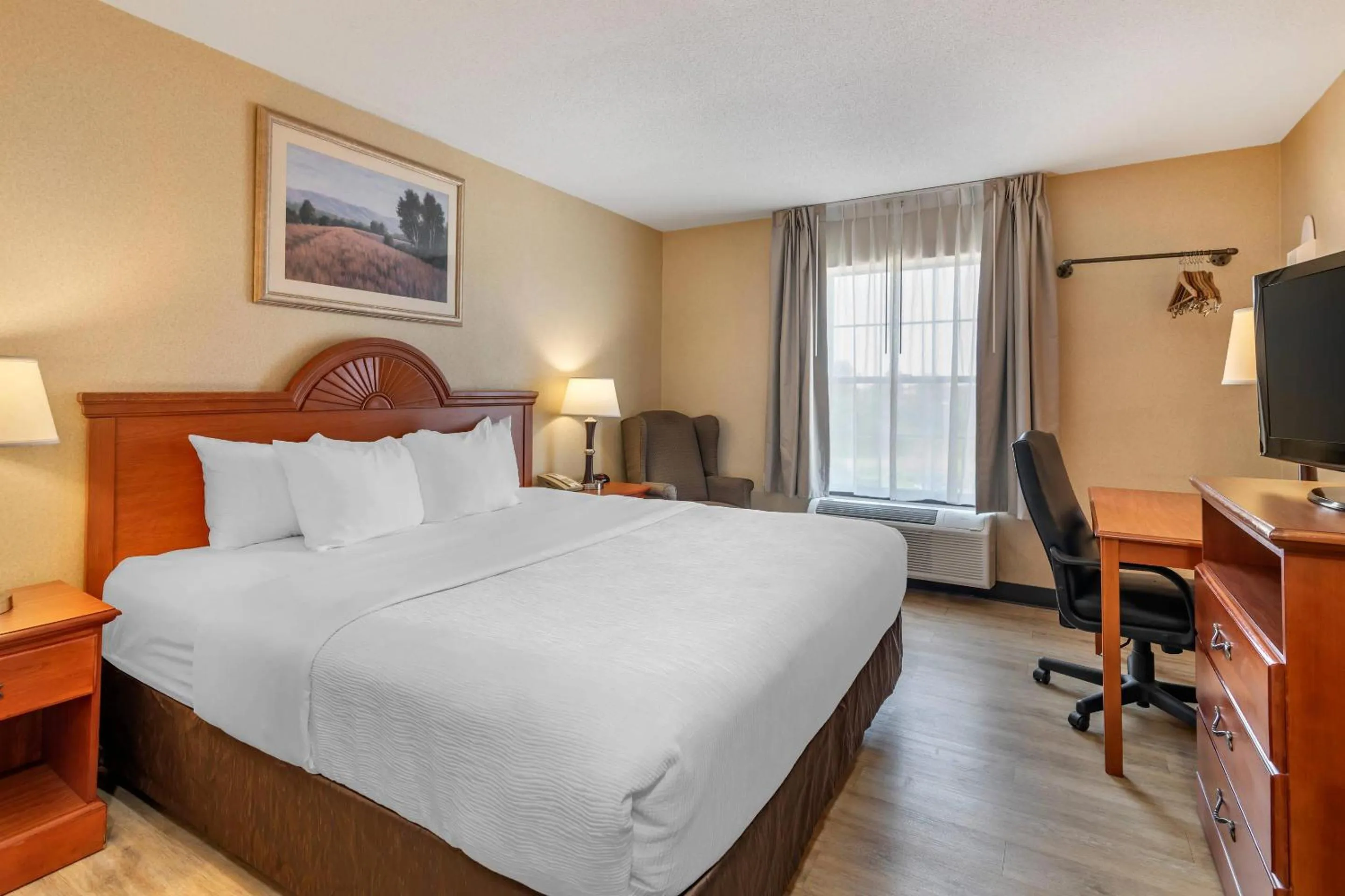 Bedroom, Bed in Quality Inn at Bangor Mall