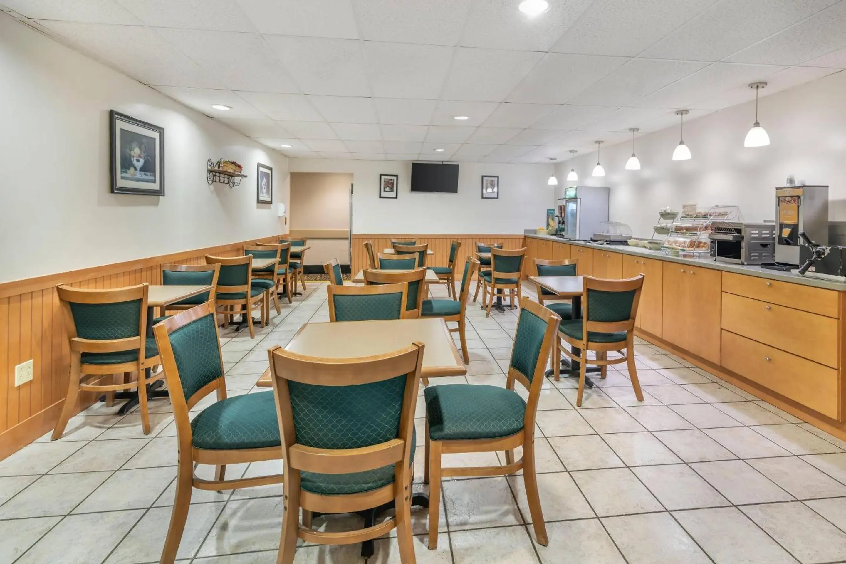 Breakfast in Quality Inn at Bangor Mall Breakfast in Quality Inn at Bangor Mall