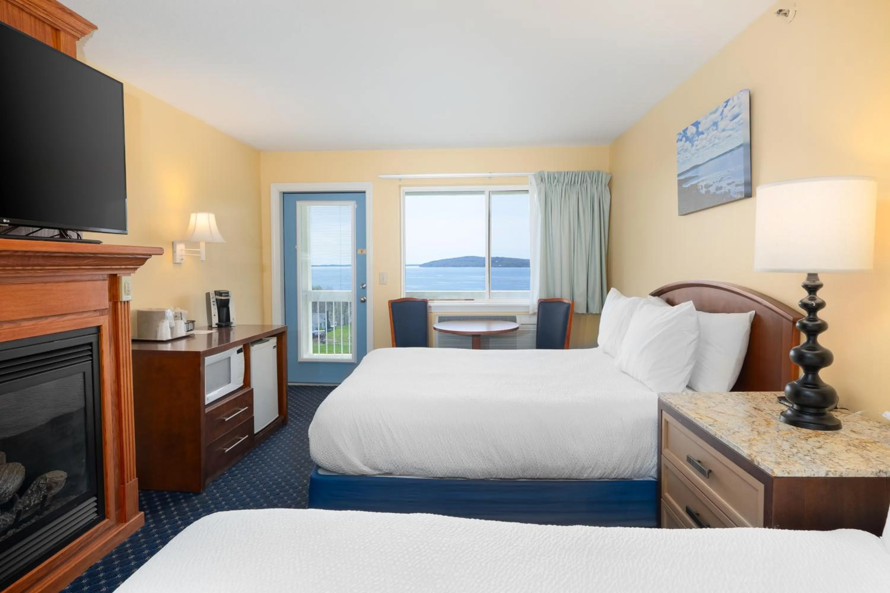 Bedroom, Bed in Fireside Inn, Ocean's Edge