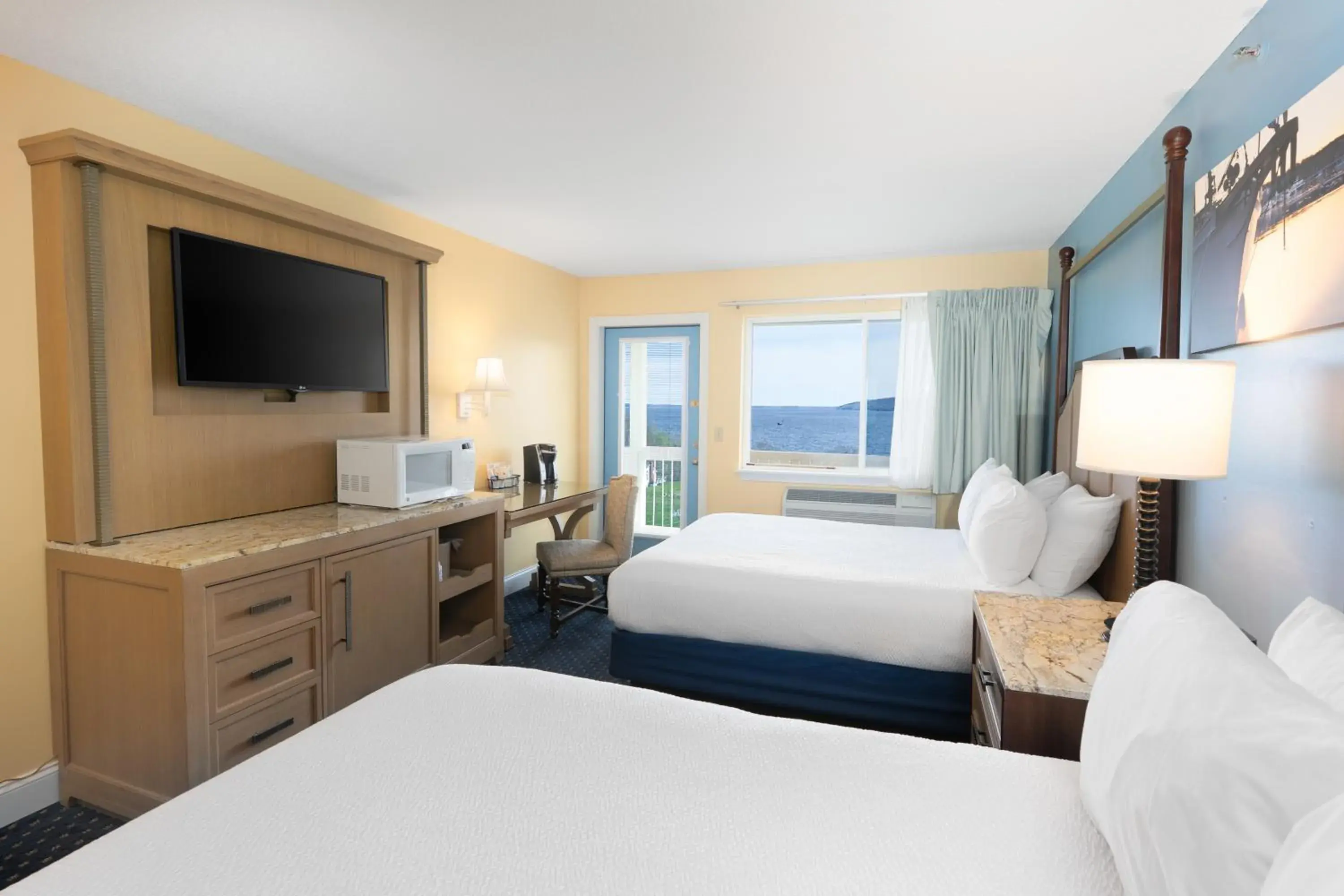 Bedroom, Bed in Fireside Inn, Ocean's Edge Bedroom, Bed in Fireside Inn, Ocean's Edge