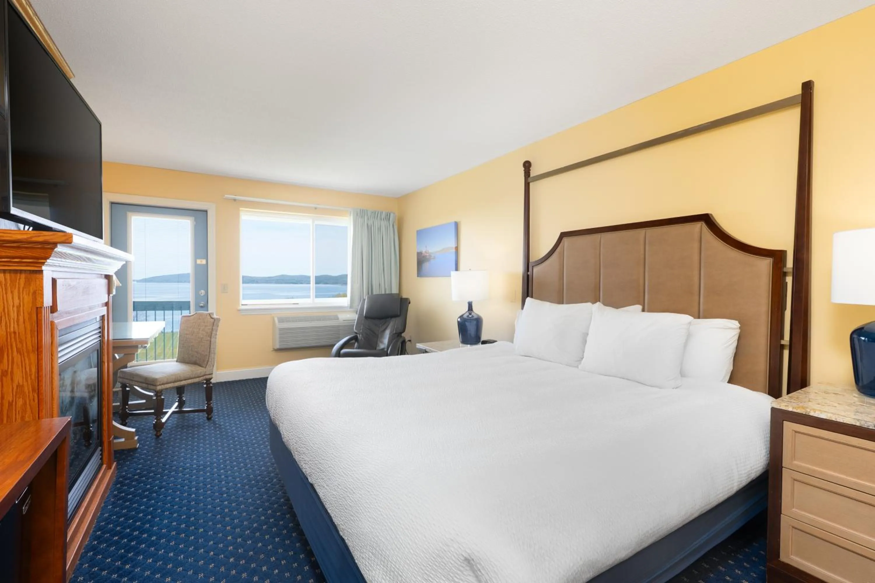 Bedroom, Bed in Fireside Inn, Ocean's Edge