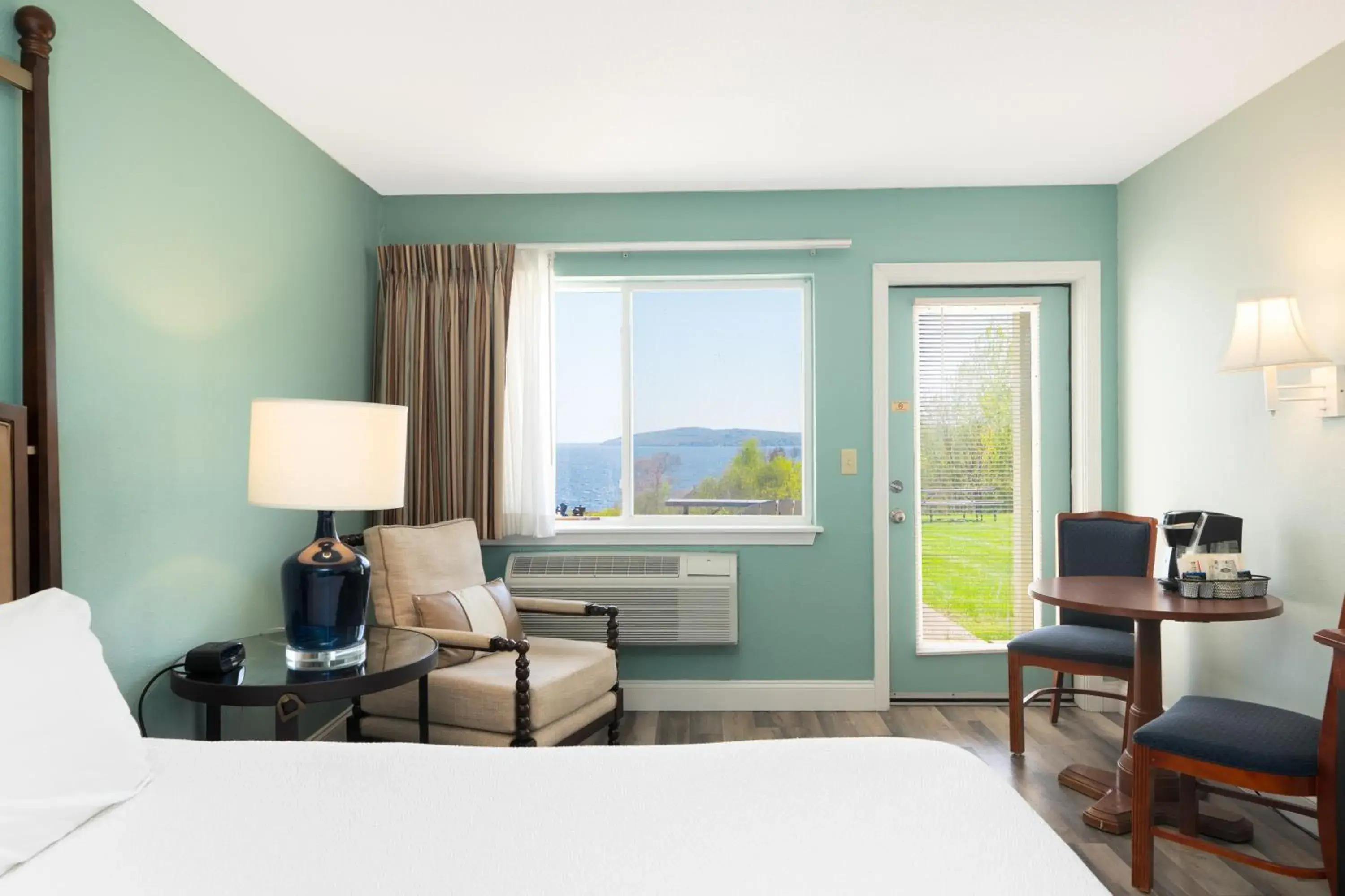 Bedroom, Bed in Fireside Inn, Ocean's Edge Bedroom, Bed in Fireside Inn, Ocean's Edge