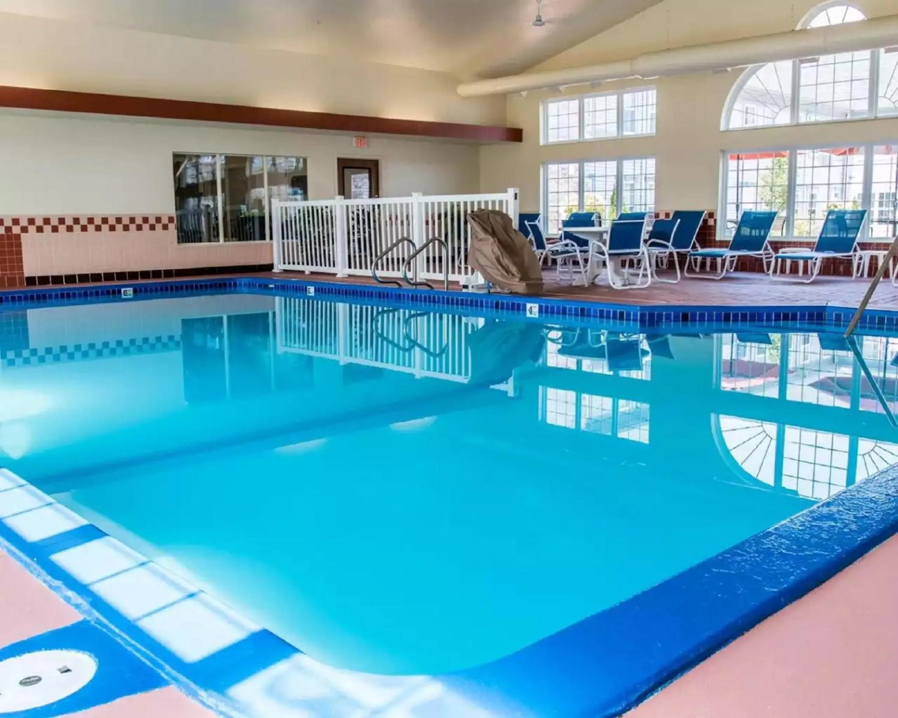 Swimming pool in Comfort Inn & Suites and Conference Center