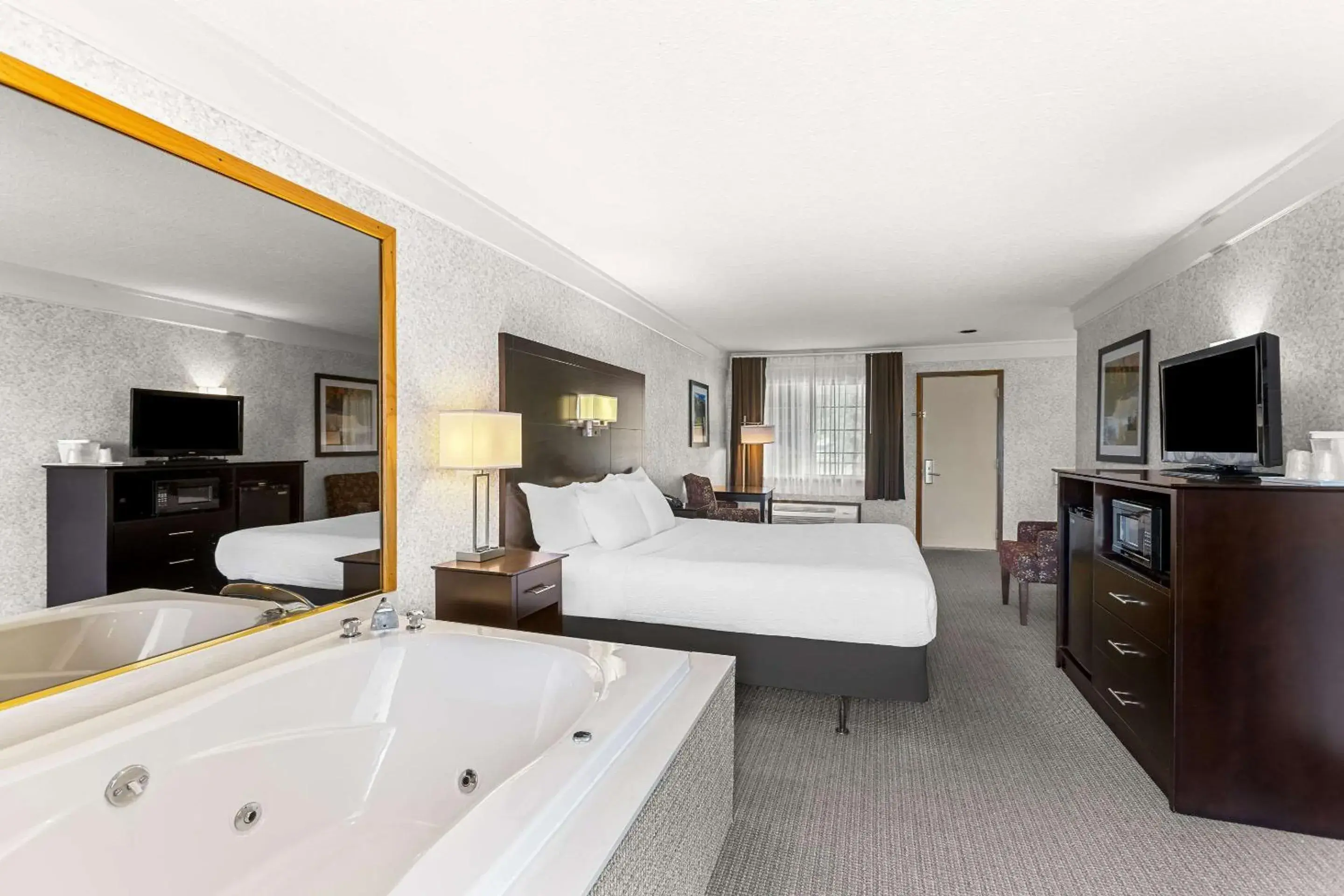 Bedroom, Bed in Quality Inn Lakefront Bedroom, Bed in Quality Inn Lakefront