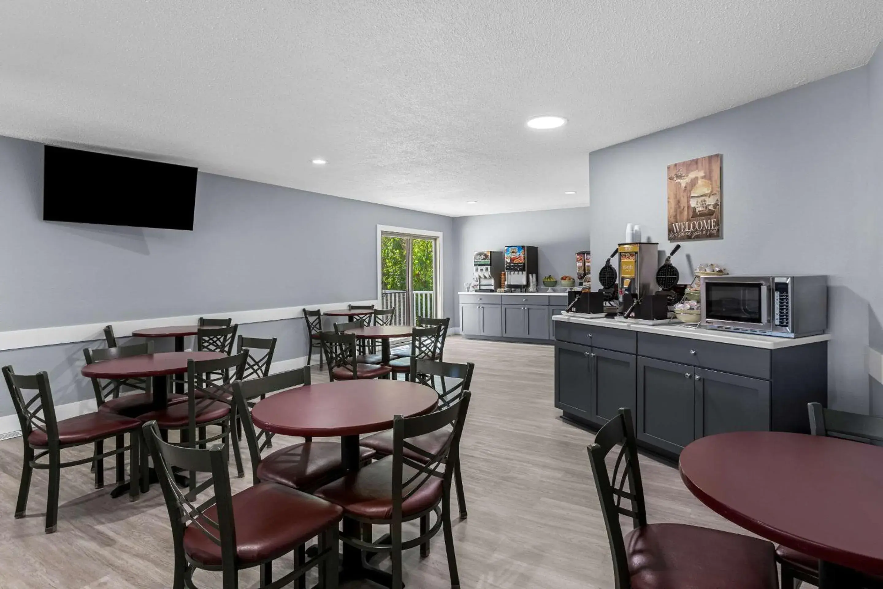 Breakfast in Quality Inn Lakefront Breakfast in Quality Inn Lakefront