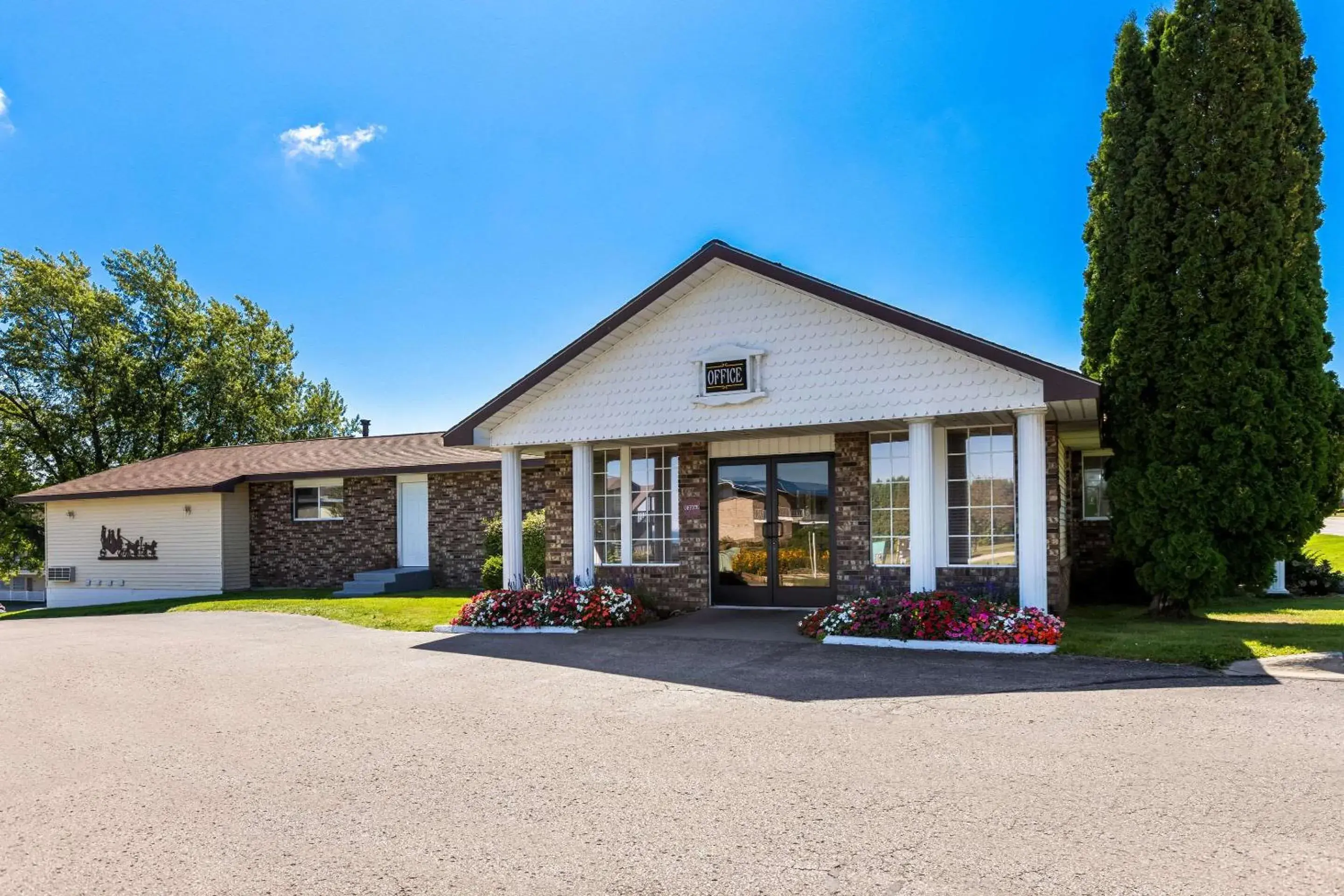 Property building in Quality Inn Lakefront Property building in Quality Inn Lakefront