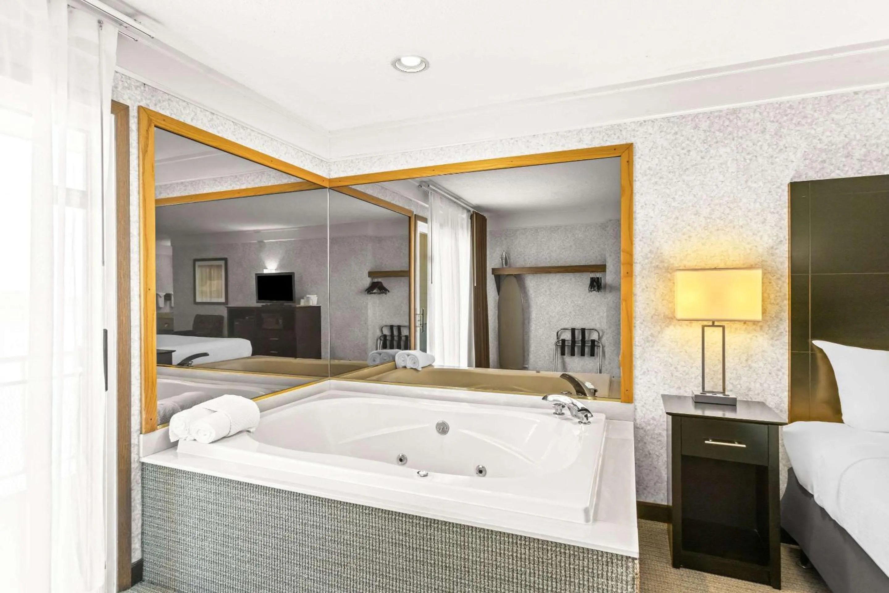 Bedroom, Bed in Quality Inn Lakefront