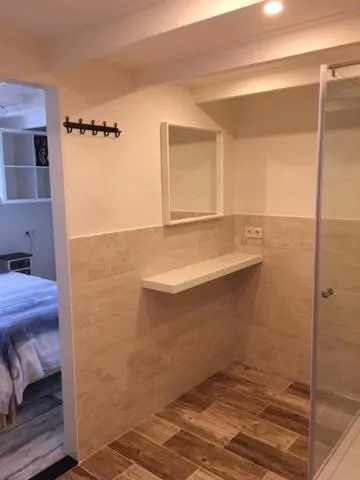 Bathroom, Bed in Oostvoornsch Gastenverblijf