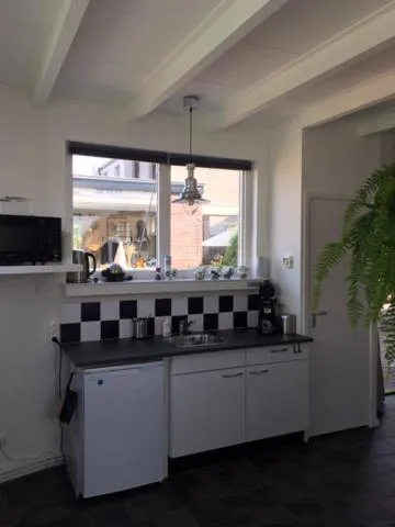 Kitchen or kitchenette in Oostvoornsch Gastenverblijf