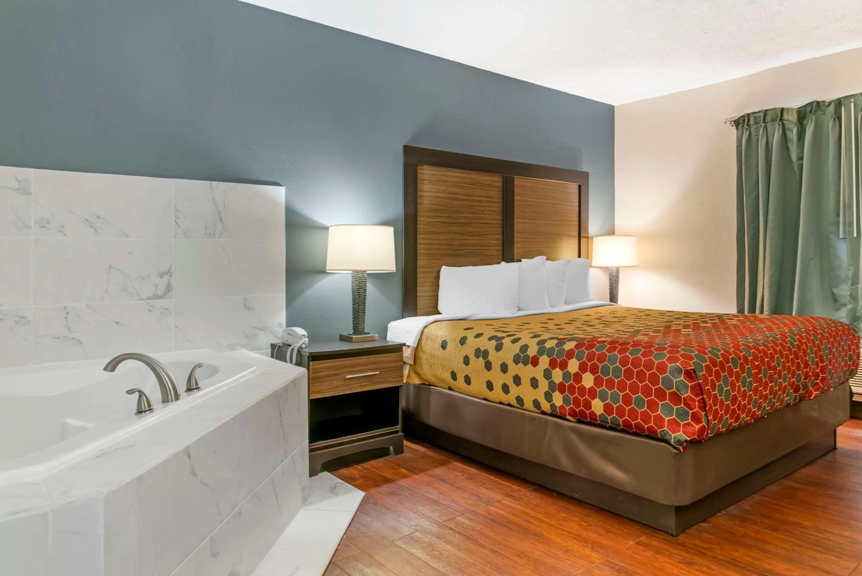 Bedroom, Bed in Econo Lodge Traverse City South