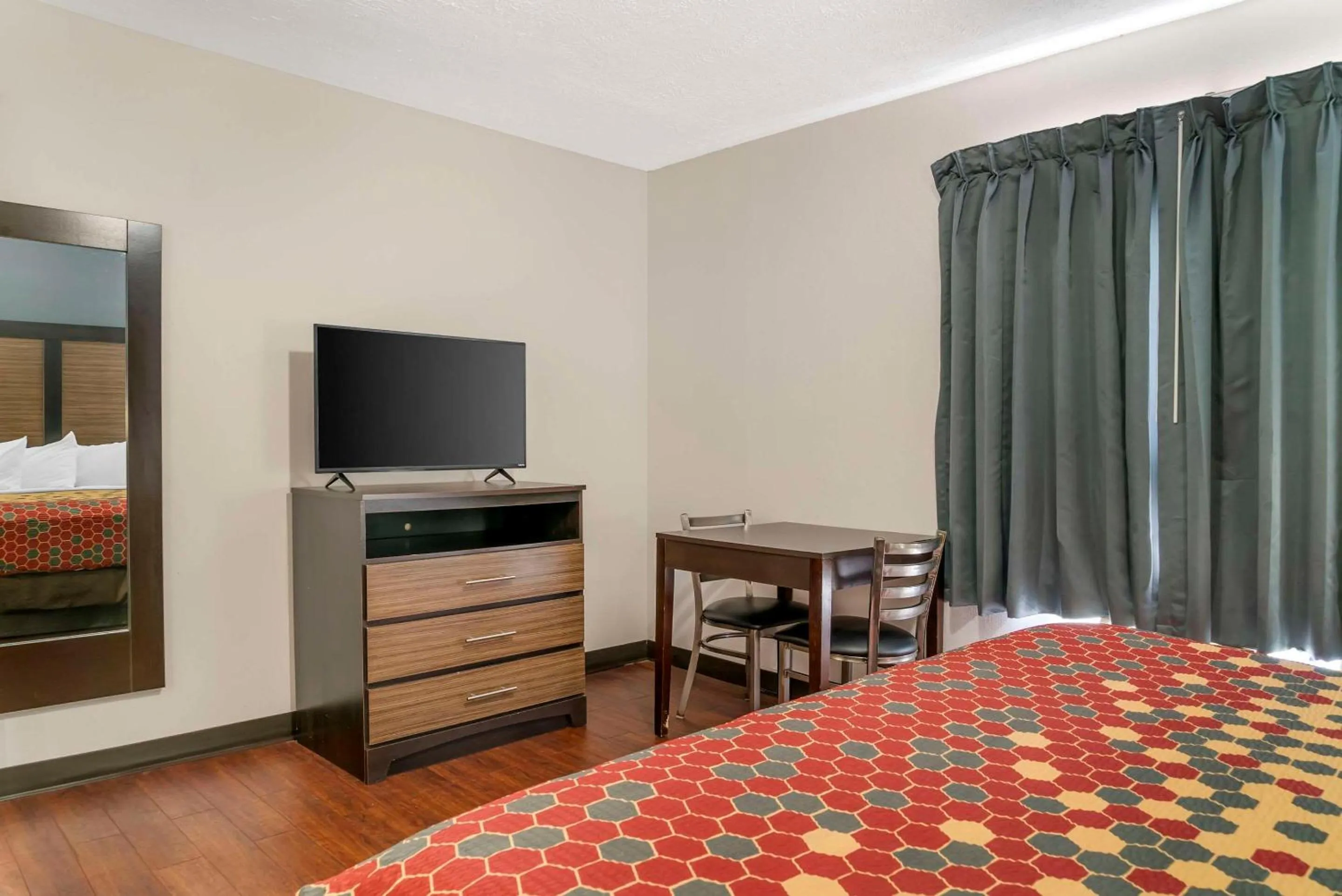 Bedroom, Bed in Econo Lodge Traverse City South