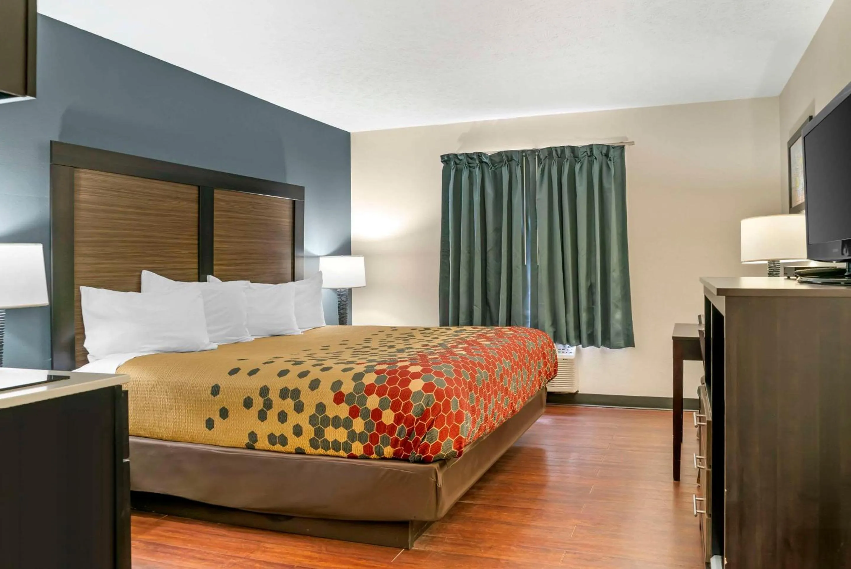 Bedroom, Bed in Econo Lodge Traverse City South