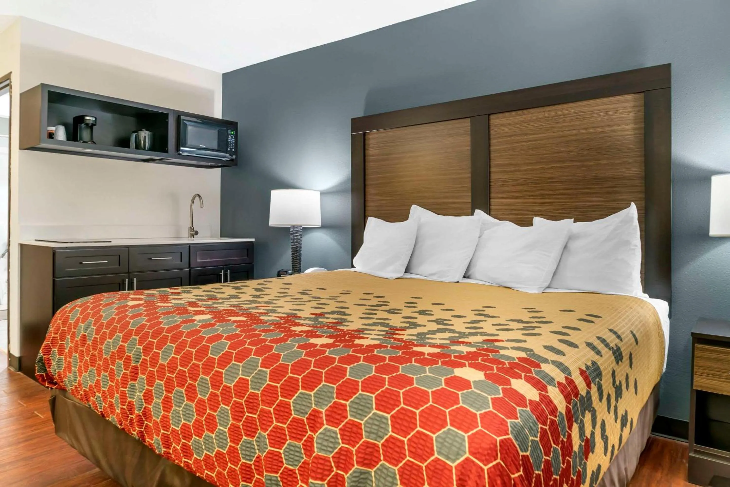 Bedroom, Bed in Econo Lodge Traverse City South