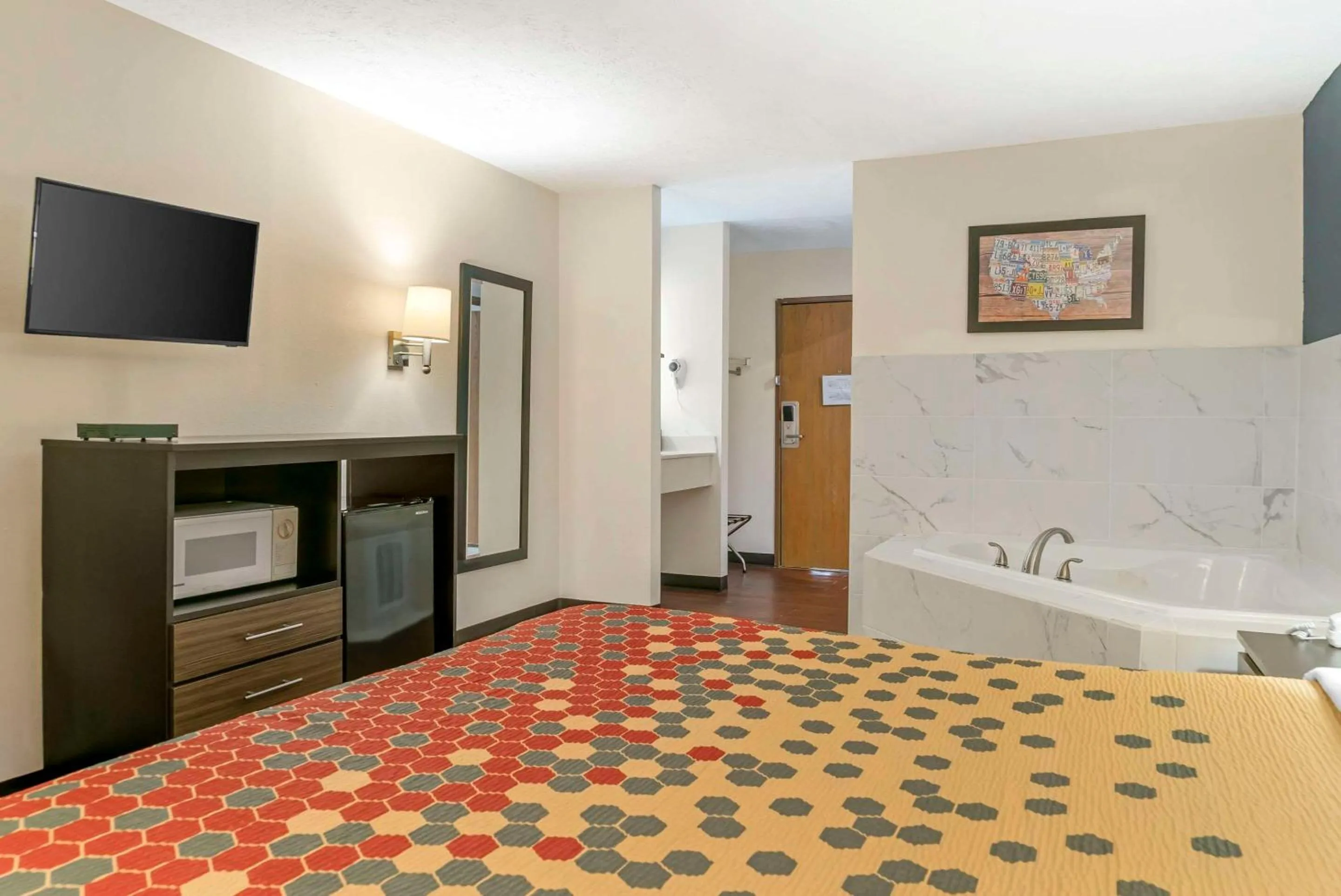 Bedroom, Bed in Econo Lodge Traverse City South