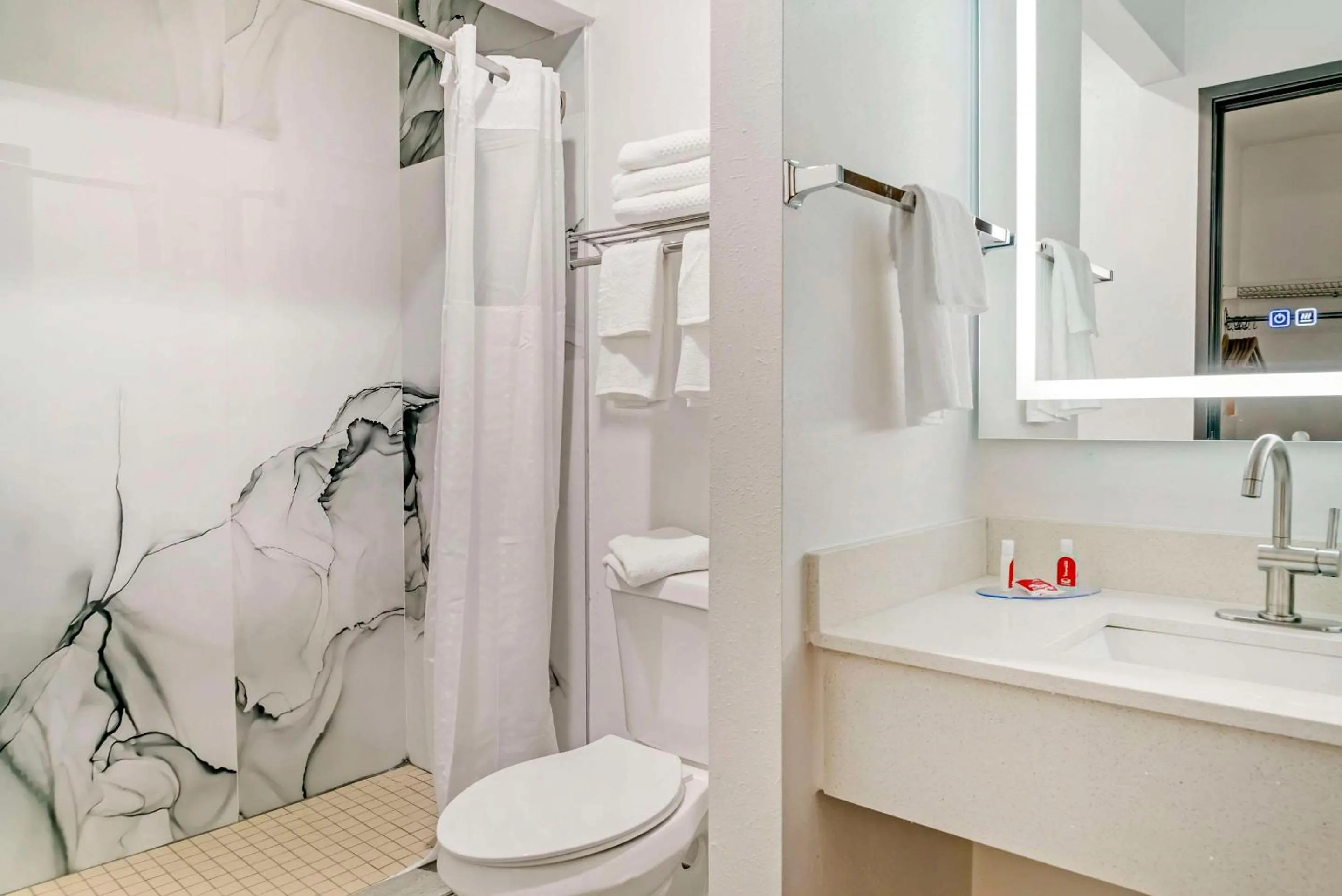 Bedroom in Econo Lodge Traverse City South