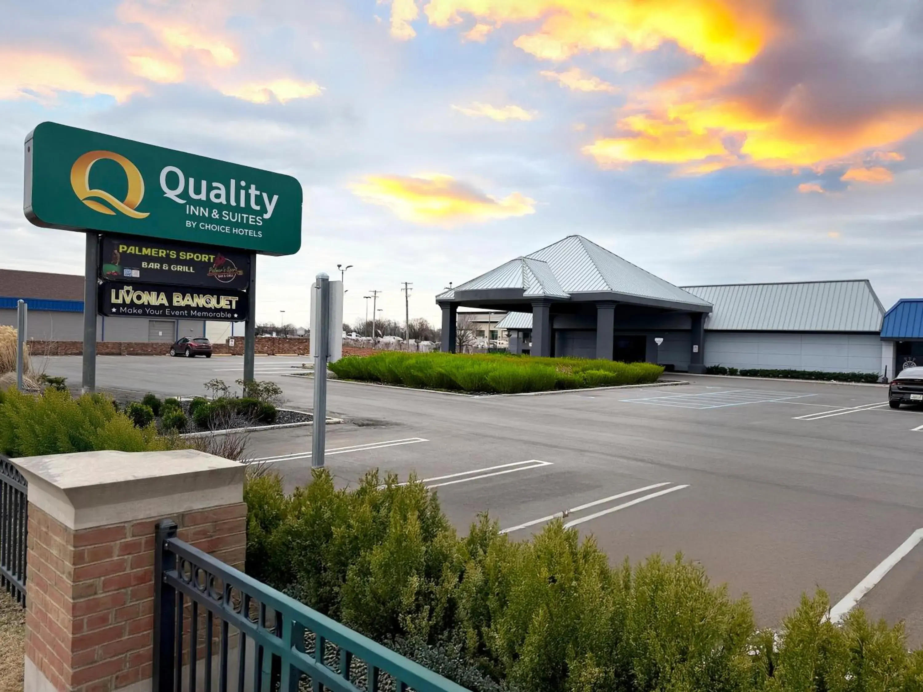 Property building in Quality Inn & Suites Banquet Center Property building in Quality Inn & Suites Banquet Center