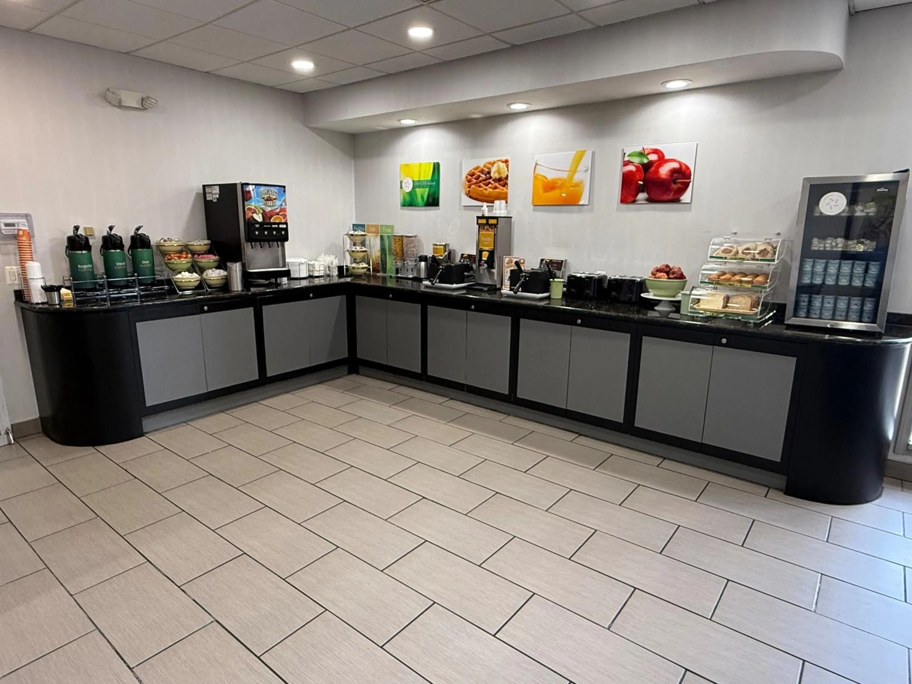 American breakfast in Quality Inn & Suites Banquet Center