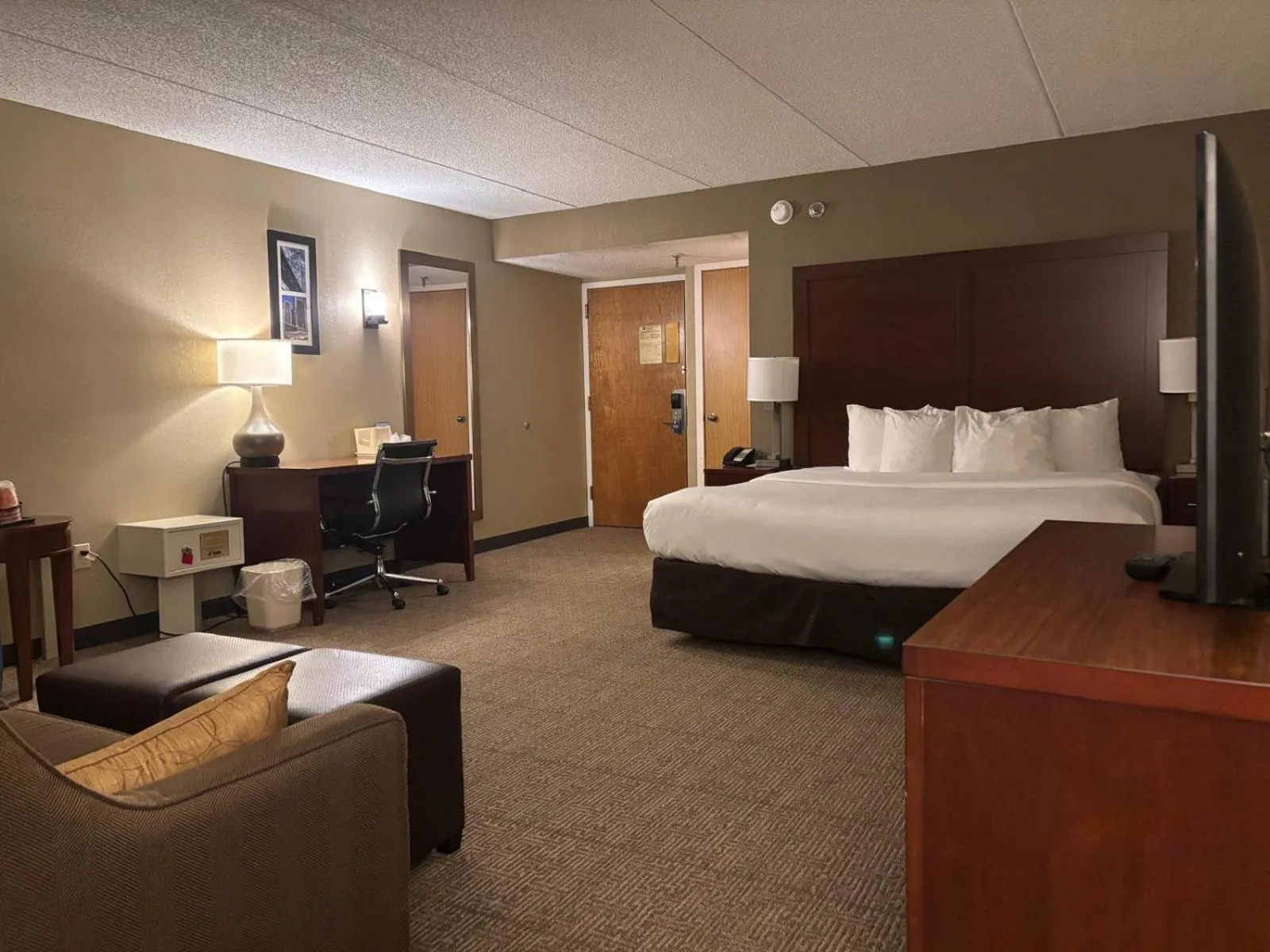 Bed in Comfort Inn Farmington Hills - Novi-Royal oaks-Southfield-Detroit Northwest