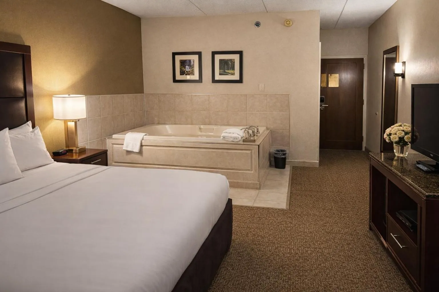 Hot Spring Bath, Bed in Comfort Inn Farmington Hills - Novi-Royal oaks-Southfield-Detroit Northwest