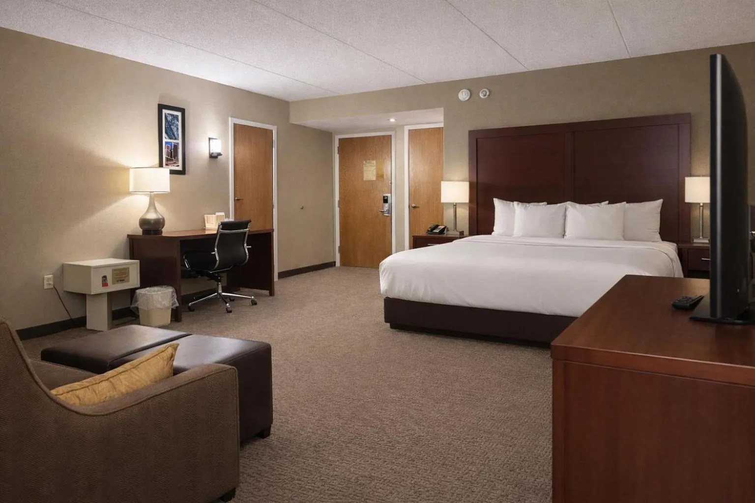 Bedroom, Bed in Comfort Inn Farmington Hills - Novi-Royal oaks-Southfield-Detroit Northwest