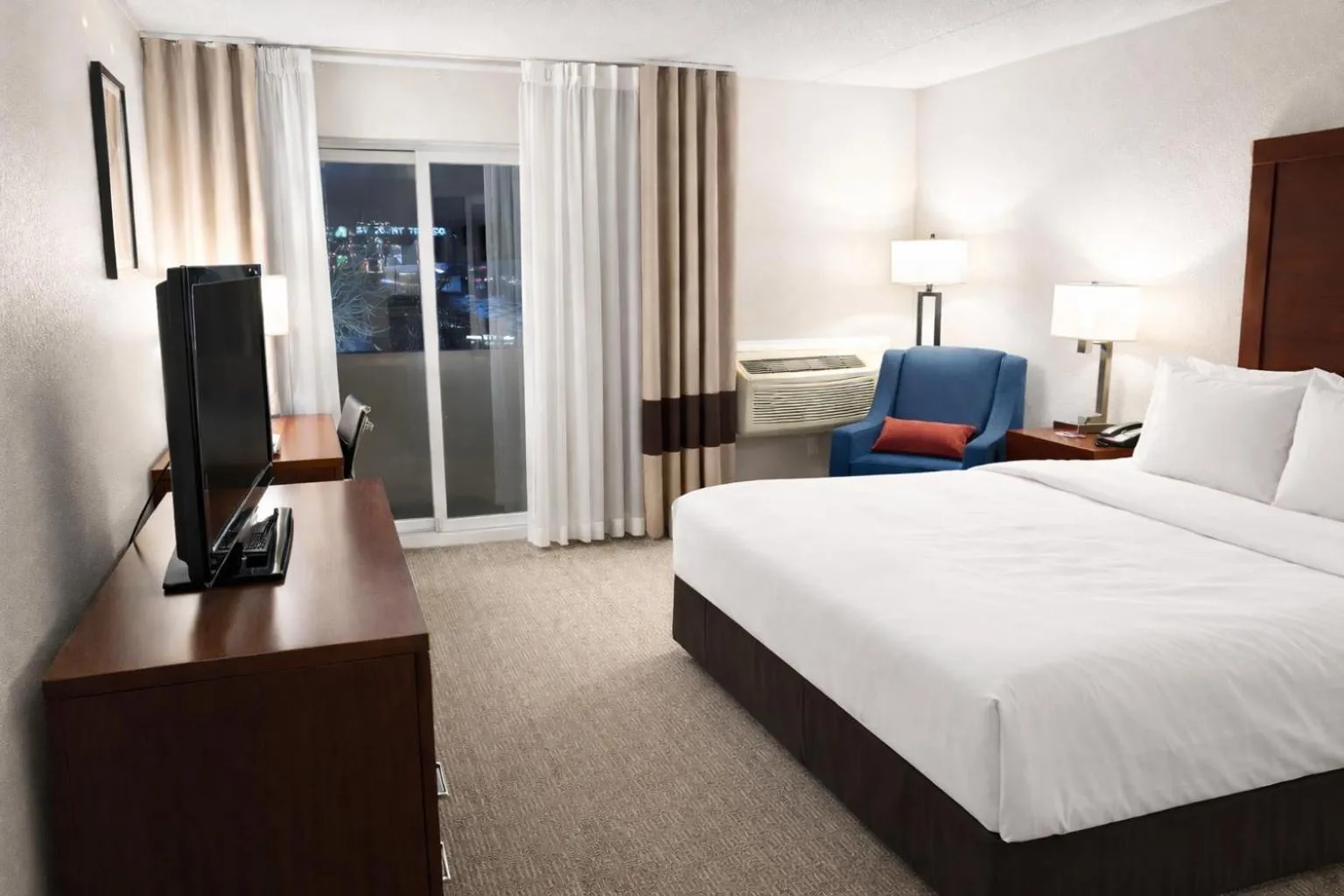Bedroom, Bed in Comfort Inn Farmington Hills - Novi-Royal oaks-Southfield-Detroit Northwest