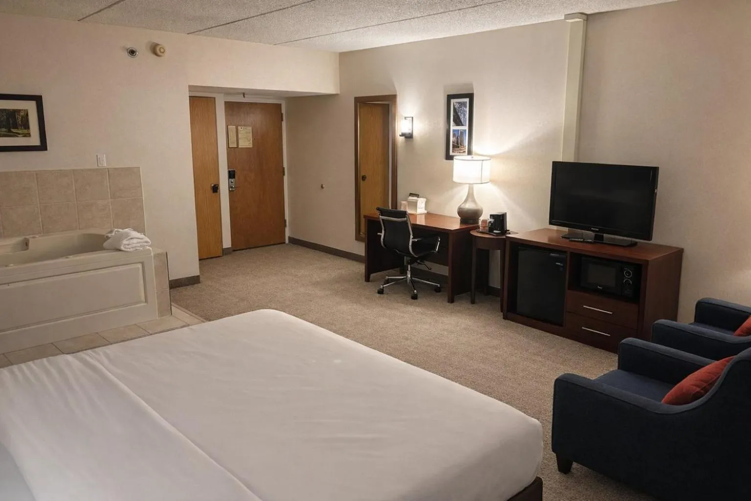 Bedroom, Bed in Comfort Inn Farmington Hills - Novi-Royal oaks-Southfield-Detroit Northwest