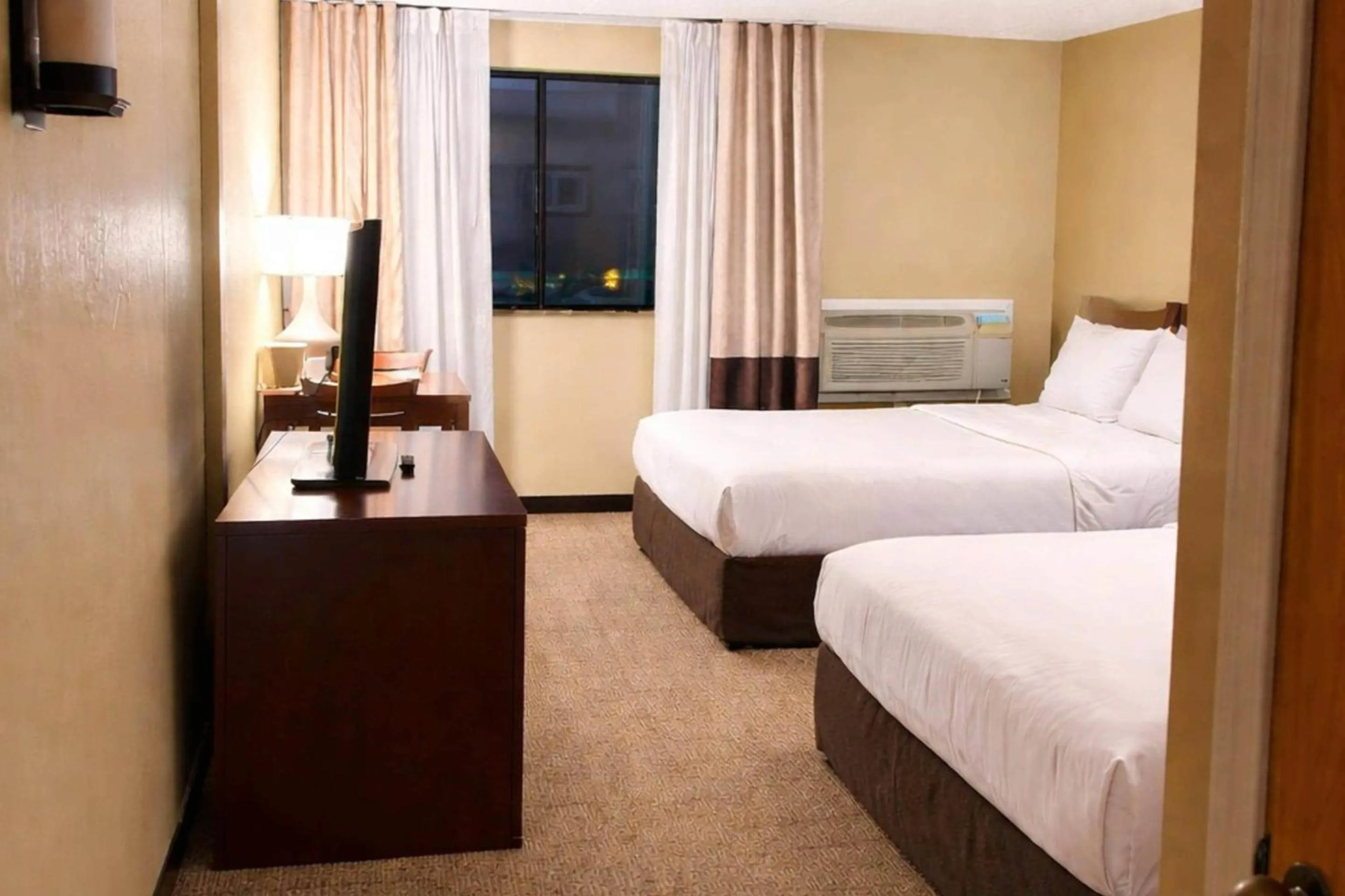Bedroom, Bed in Comfort Inn Farmington Hills - Novi-Royal oaks-Southfield-Detroit Northwest