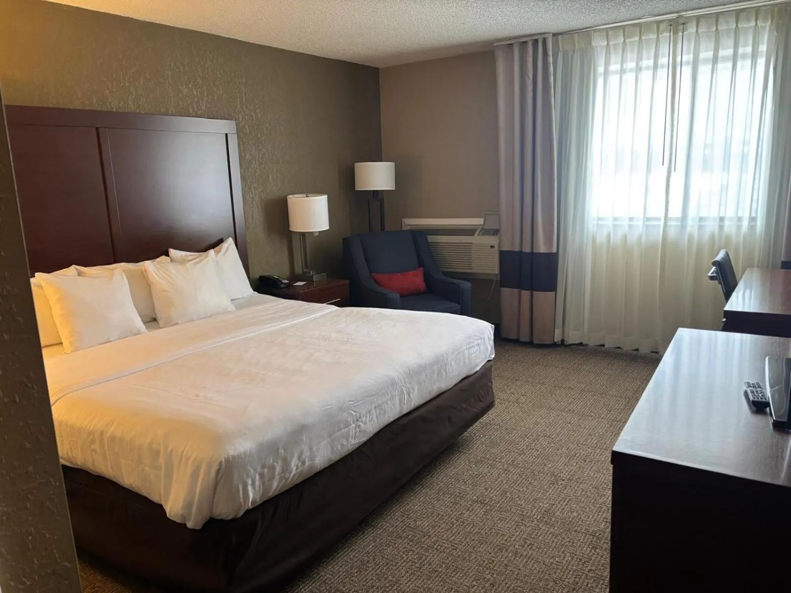 Bedroom, Bed in Comfort Inn Farmington Hills - Novi-Royal oaks-Southfield-Detroit Northwest