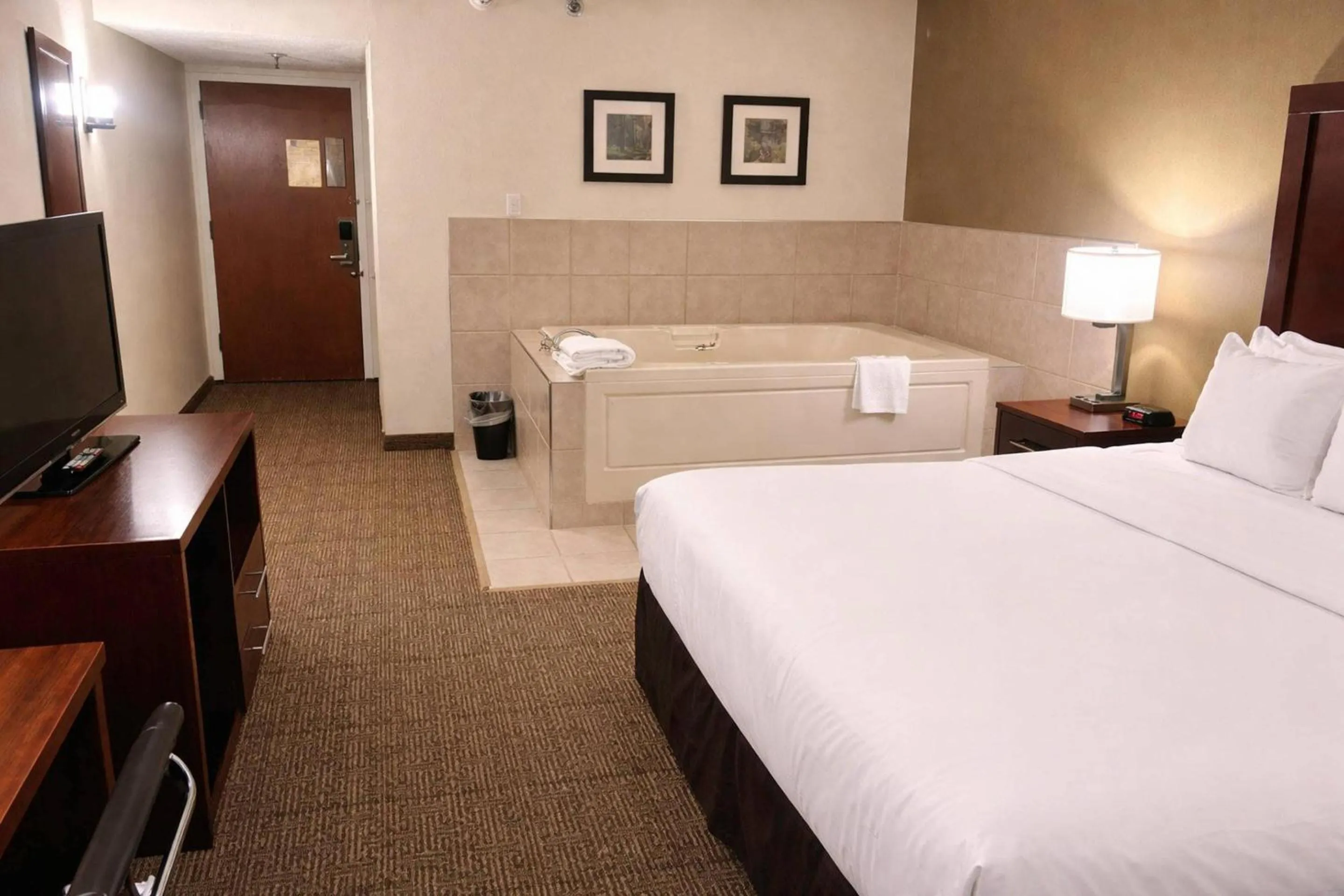 Bedroom, Bed in Comfort Inn Farmington Hills - Novi-Royal oaks-Southfield-Detroit Northwest