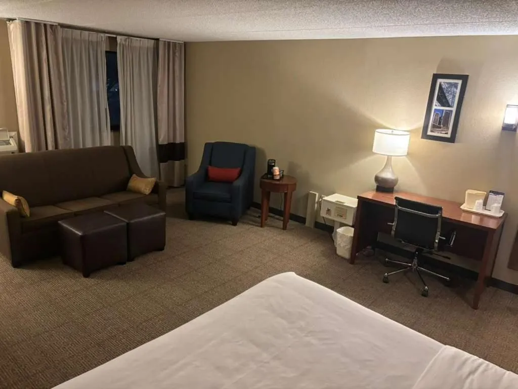 Living room, Bed in Comfort Inn Farmington Hills - Novi-Royal oaks-Southfield-Detroit Northwest