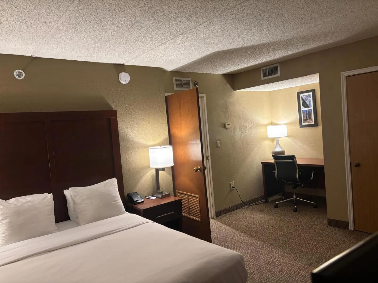 Bedroom, Bed in Comfort Inn Farmington Hills - Novi-Royal oaks-Southfield-Detroit Northwest