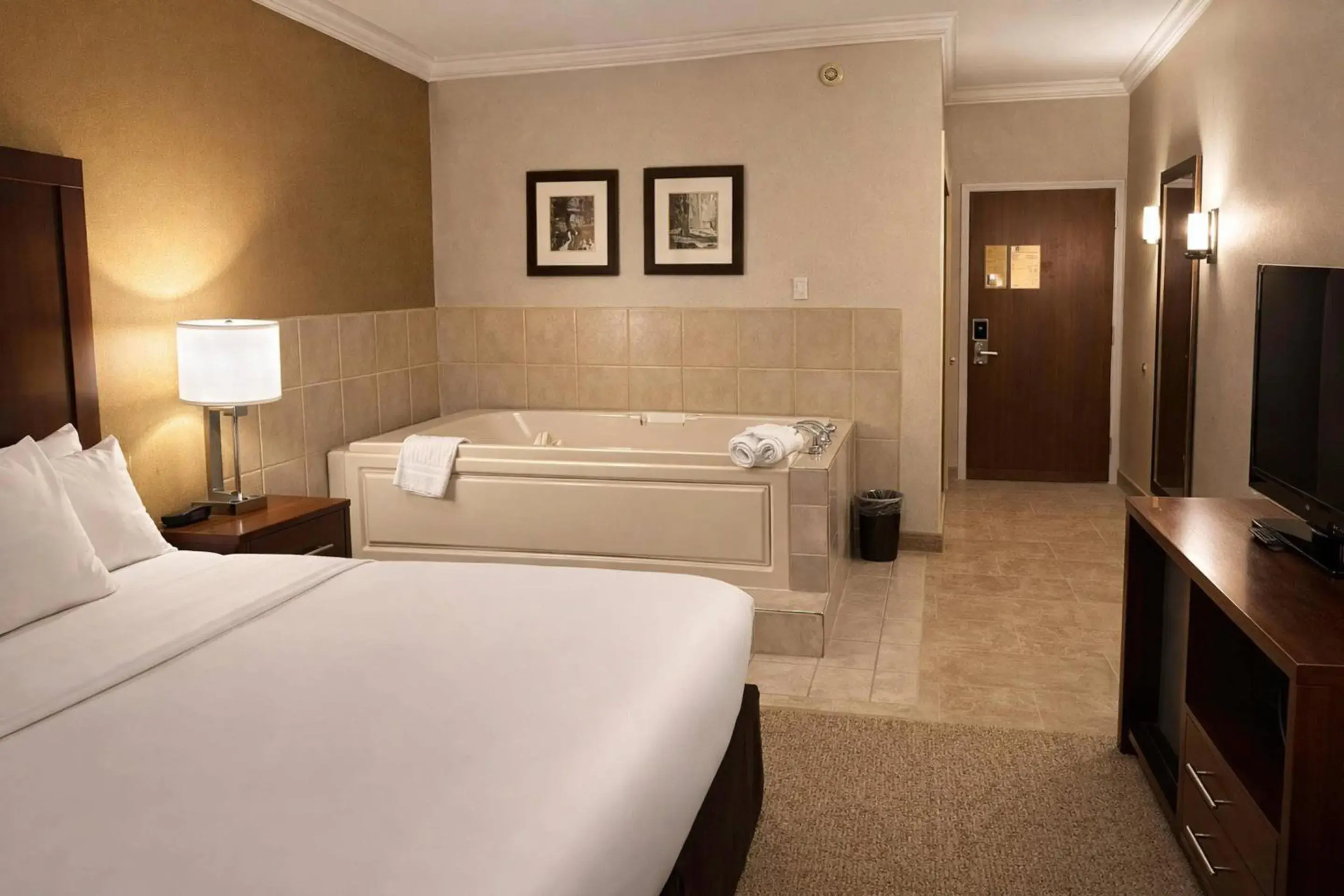 Bedroom, Bed in Comfort Inn Farmington Hills - Novi-Royal oaks-Southfield-Detroit Northwest Bedroom, Bed in Comfort Inn Farmington Hills - Novi-Royal oaks-Southfield-Detroit Northwest