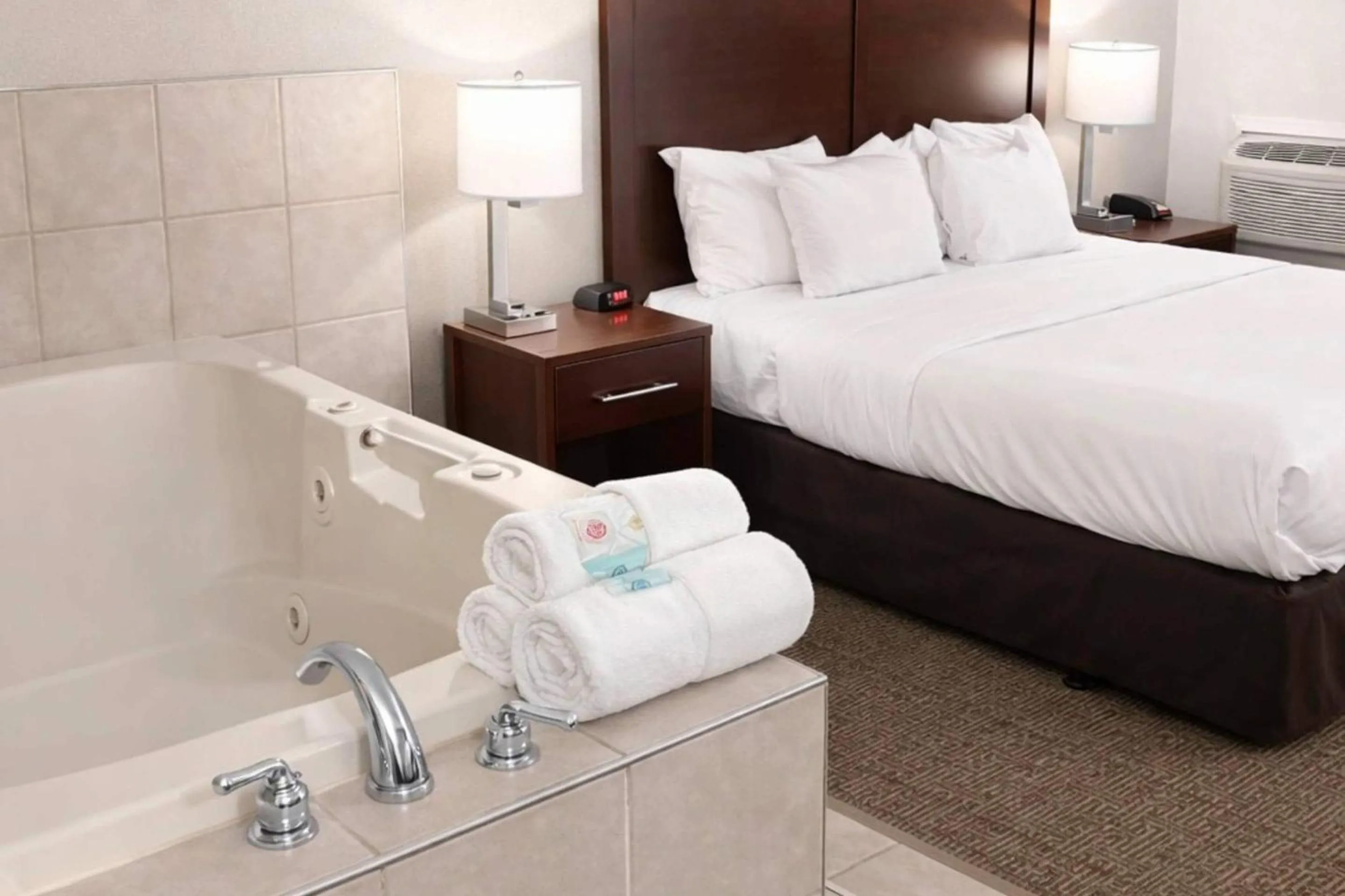 Bedroom, Bed in Comfort Inn Farmington Hills - Novi-Royal oaks-Southfield-Detroit Northwest