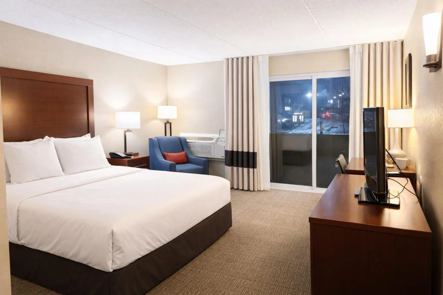 Bedroom, Bed in Comfort Inn Farmington Hills - Novi-Royal oaks-Southfield-Detroit Northwest