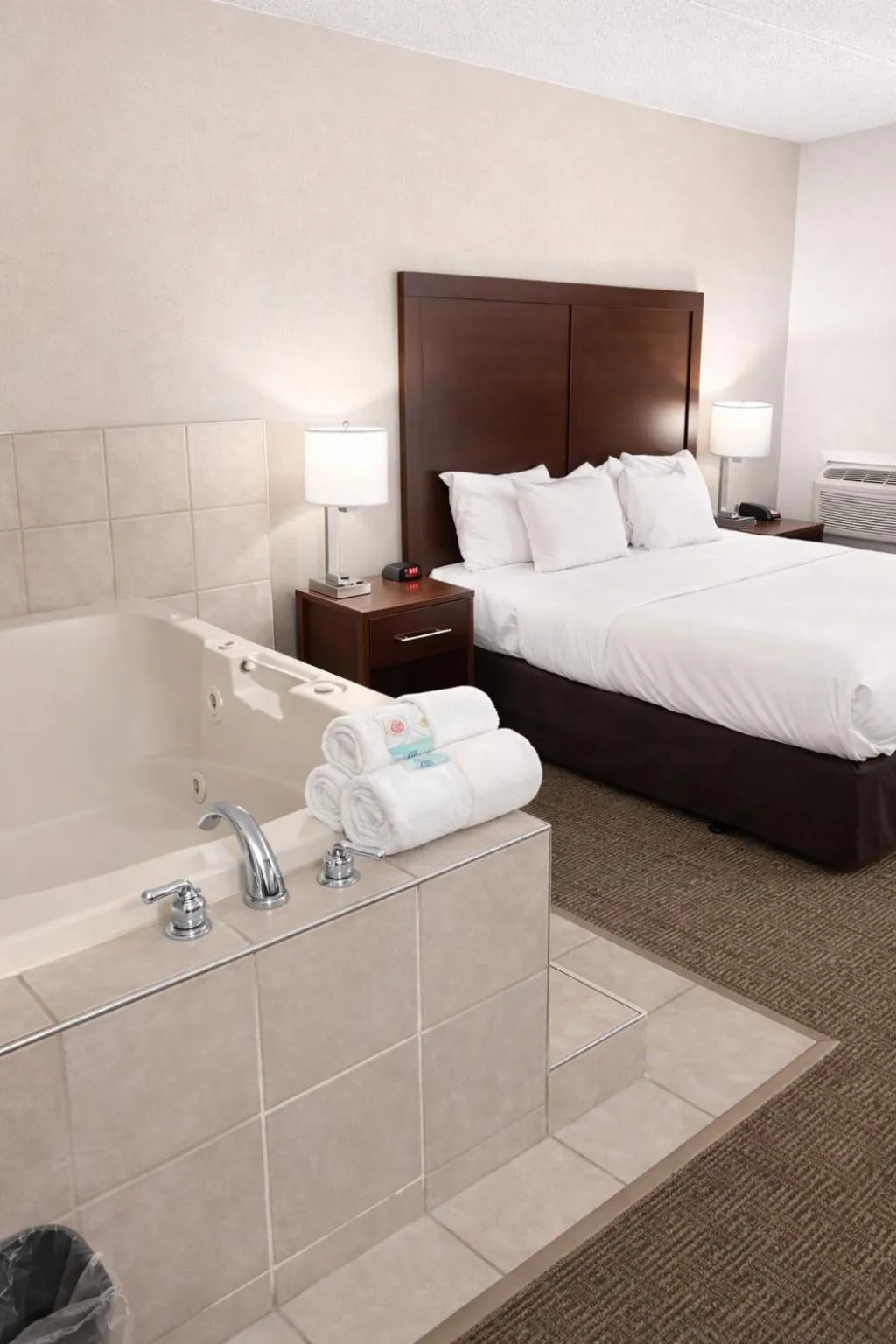 Bedroom, Bed in Comfort Inn Farmington Hills - Novi-Royal oaks-Southfield-Detroit Northwest