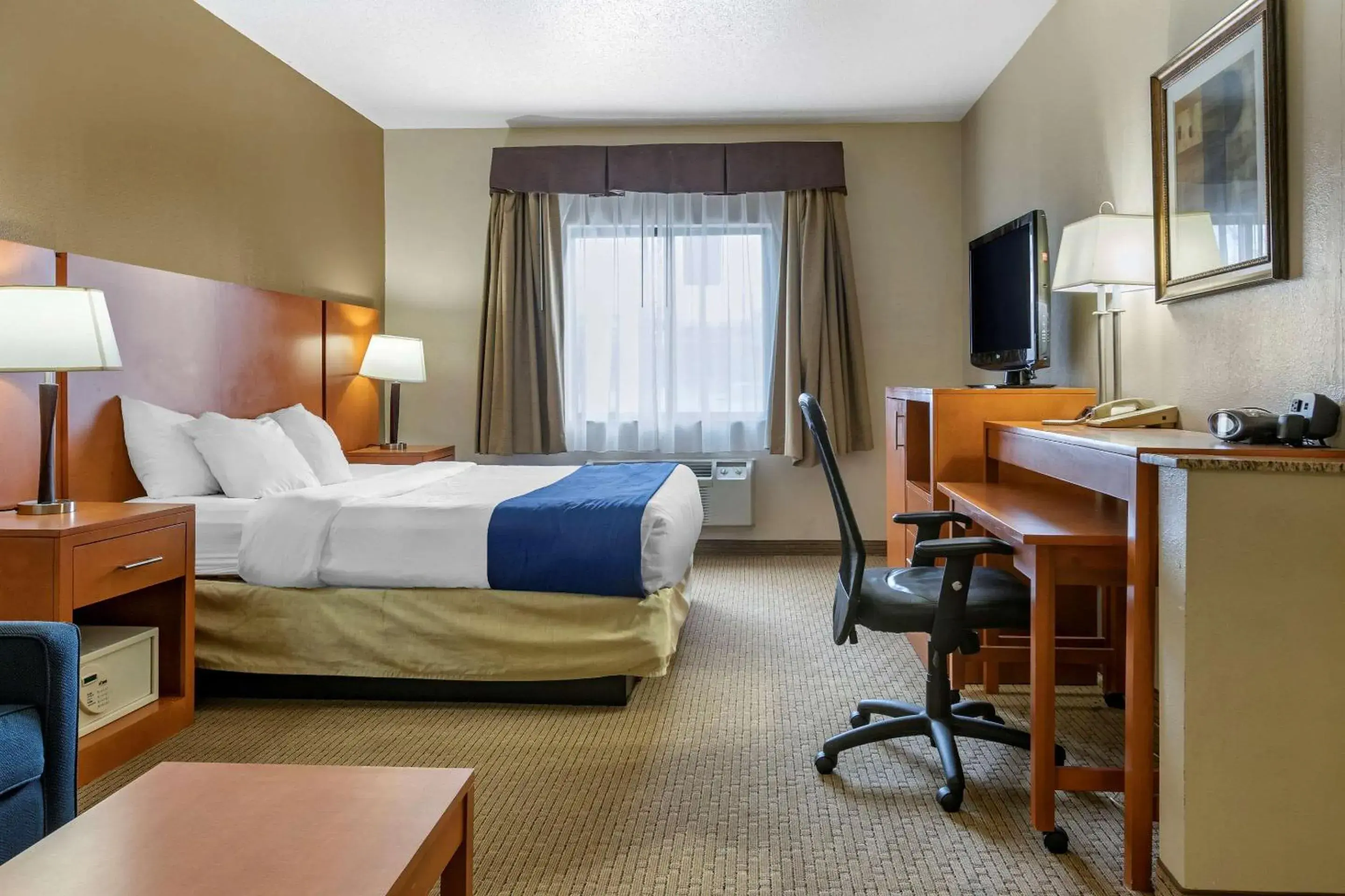 Photo of the whole room, Bed in Comfort Suites Auburn Hills-Detroit