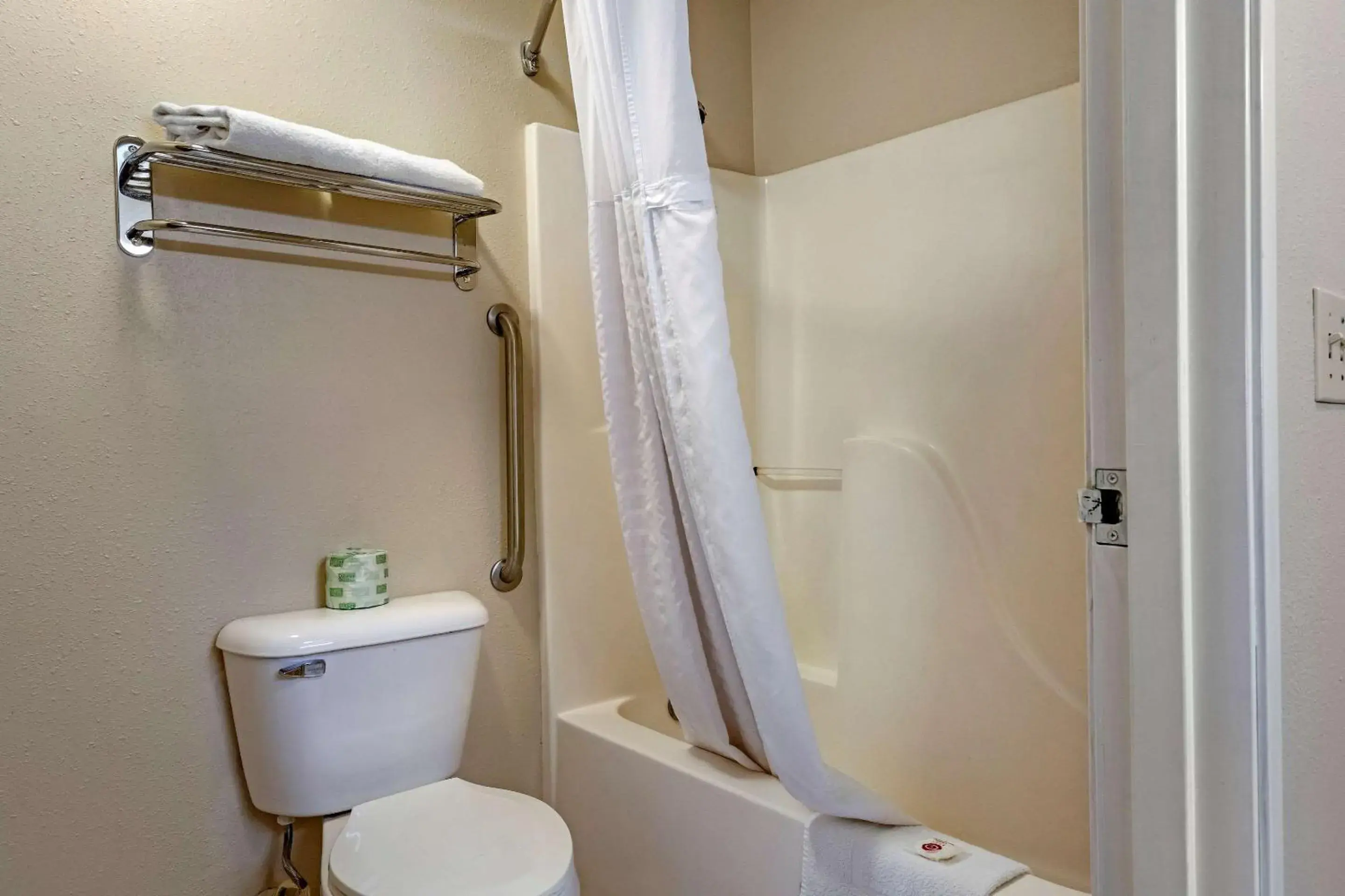 Photo of the whole room, Bathroom in Comfort Suites Auburn Hills-Detroit