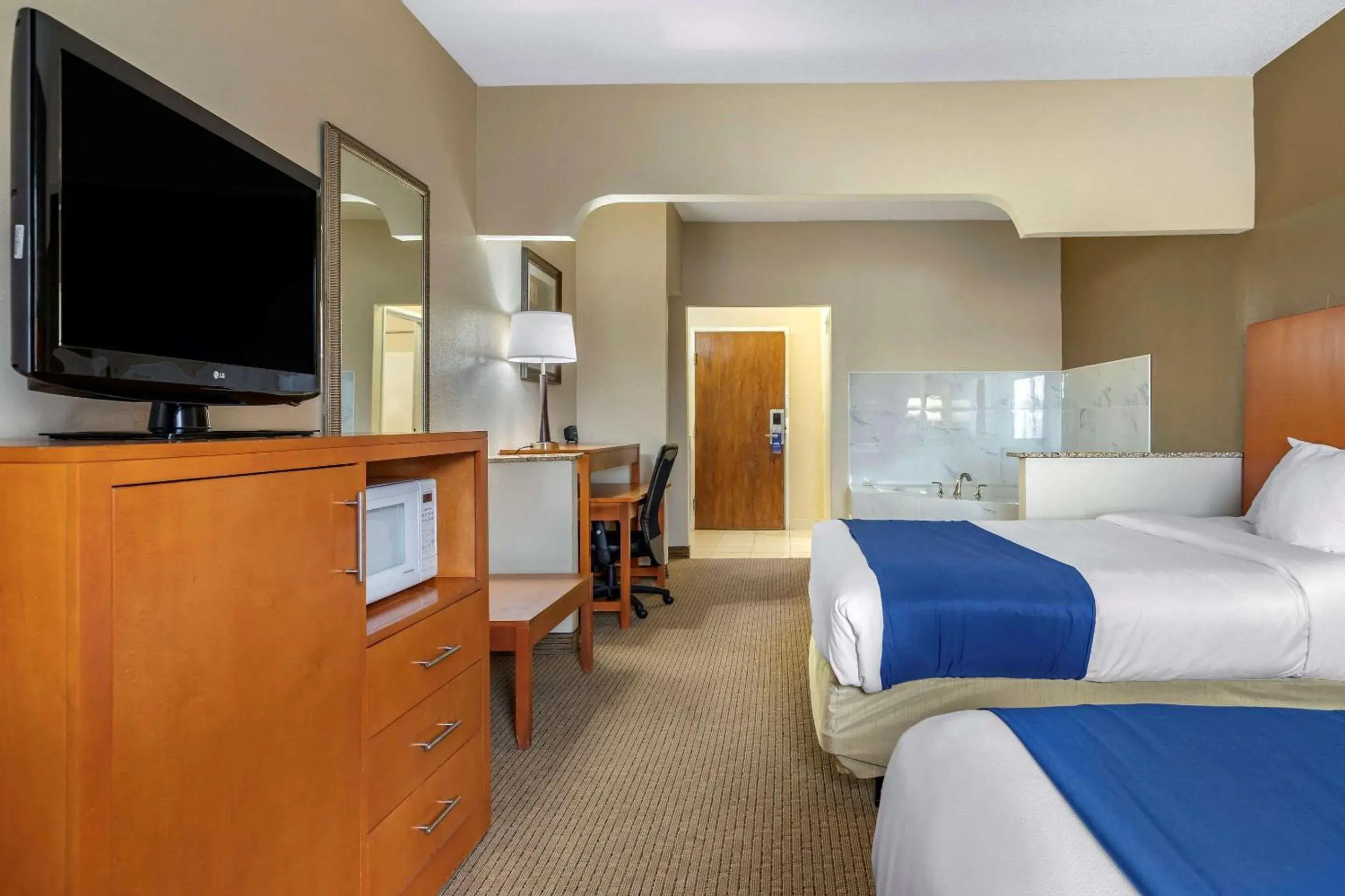 Photo of the whole room, Bed in Comfort Suites Auburn Hills-Detroit