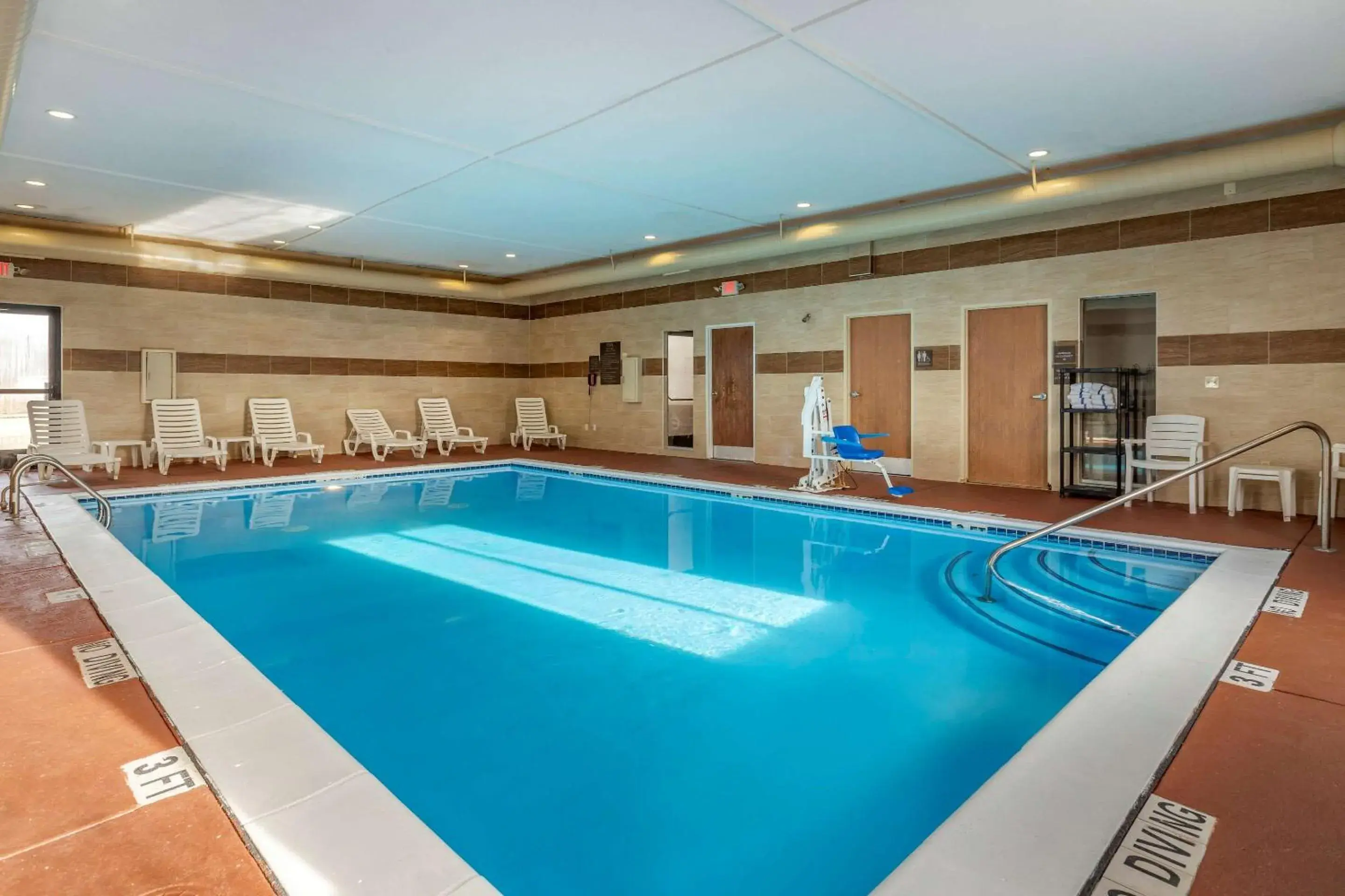 Pool view, Swimming Pool in Comfort Suites Auburn Hills-Detroit