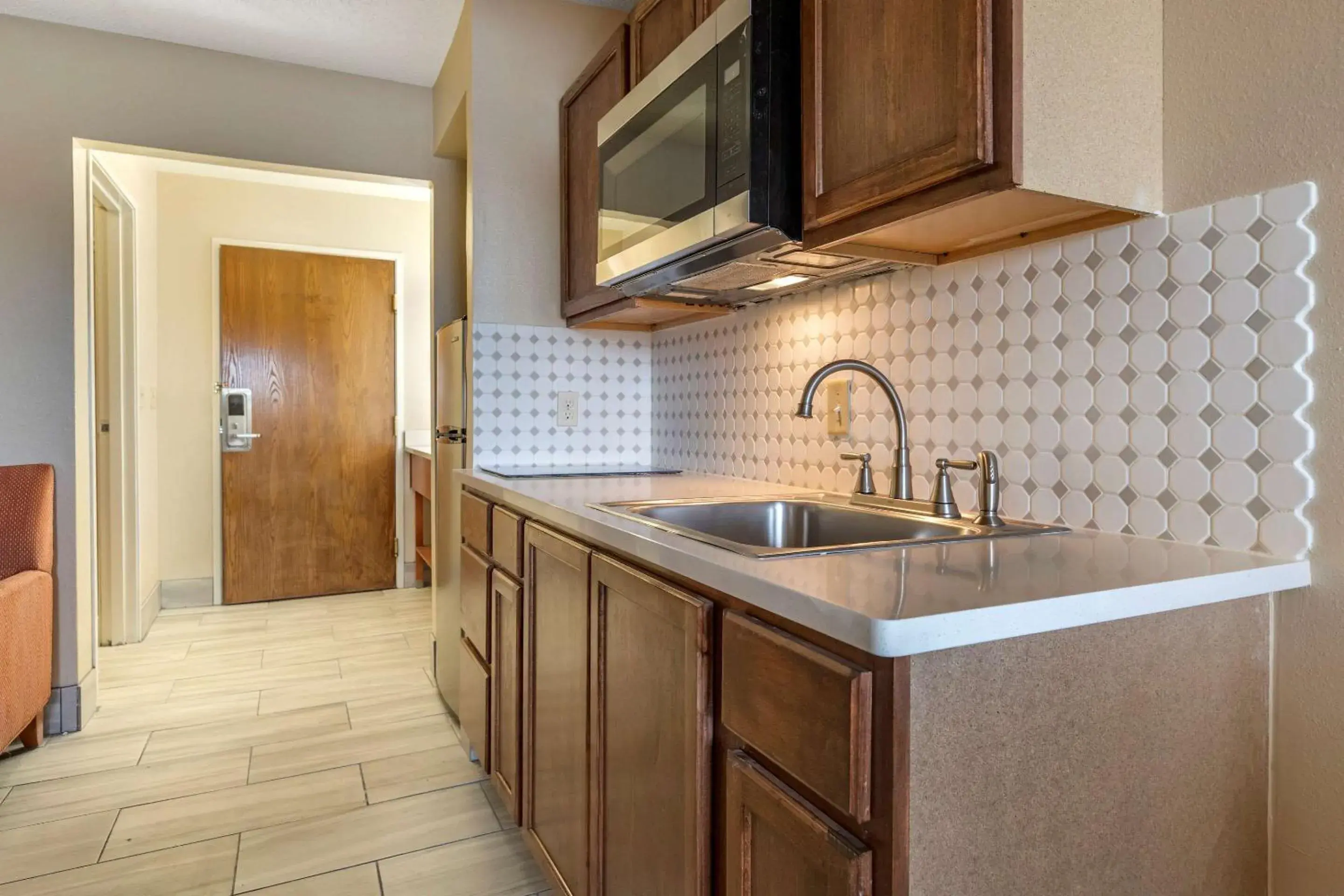 Photo of the whole room, Kitchen/Kitchenette in Comfort Suites Auburn Hills-Detroit