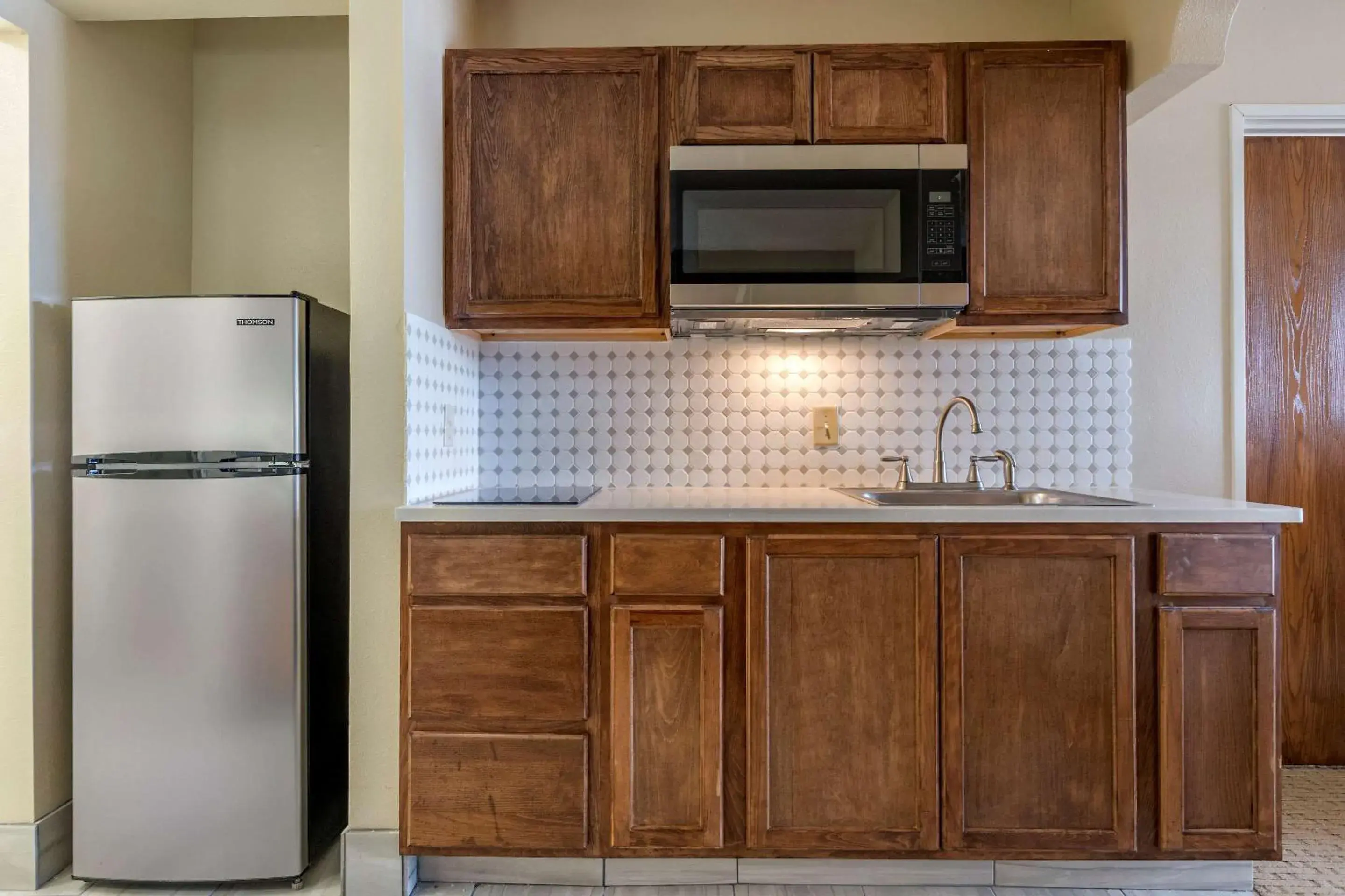 Photo of the whole room, Kitchen/Kitchenette in Comfort Suites Auburn Hills-Detroit