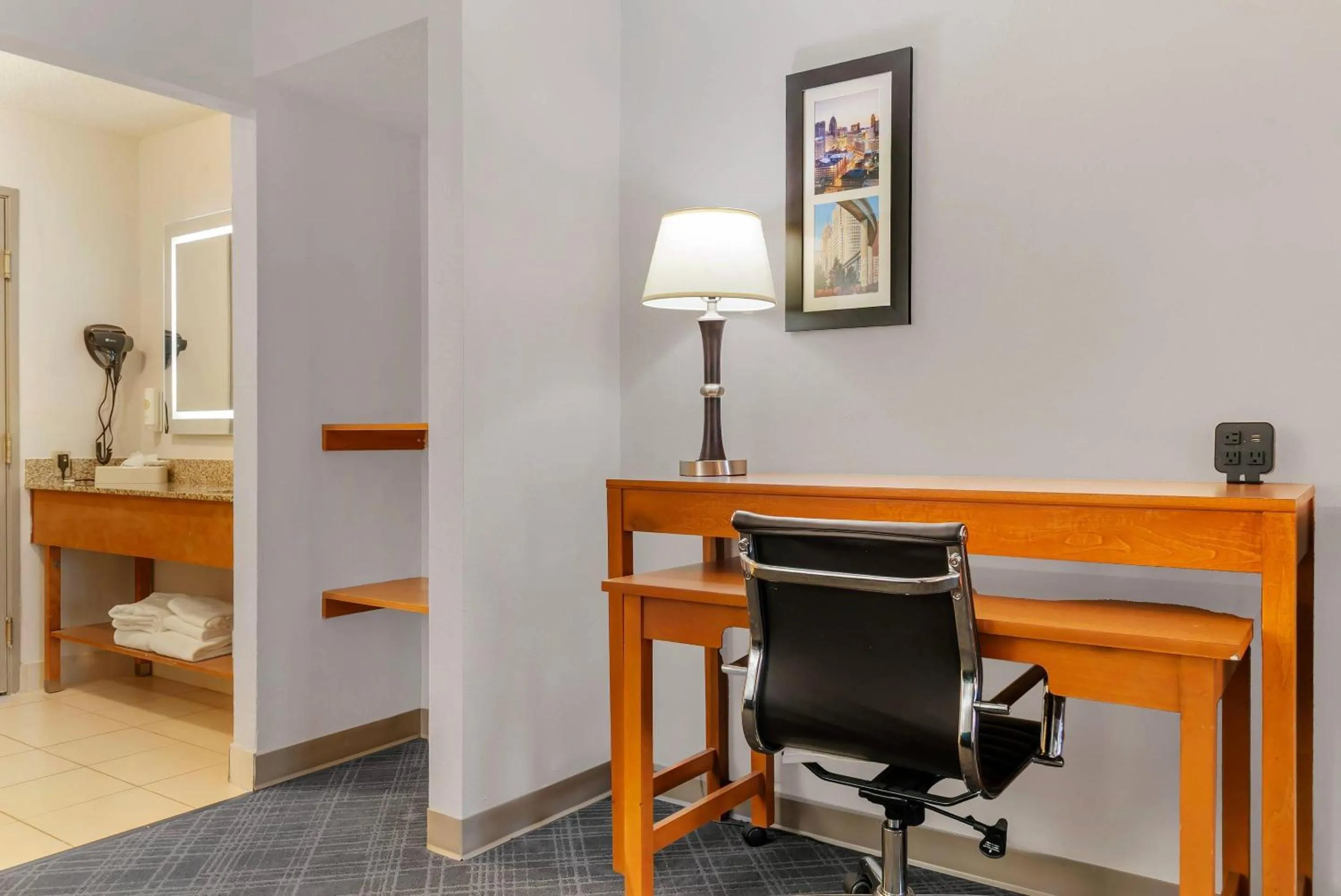 Bedroom in Comfort Suites Auburn Hills-Detroit