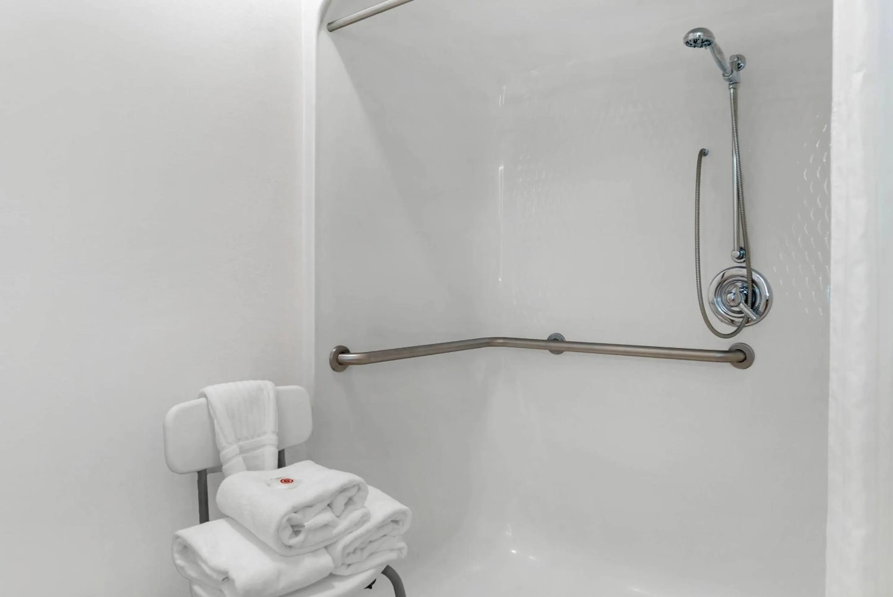 Bedroom in Comfort Suites Auburn Hills-Detroit