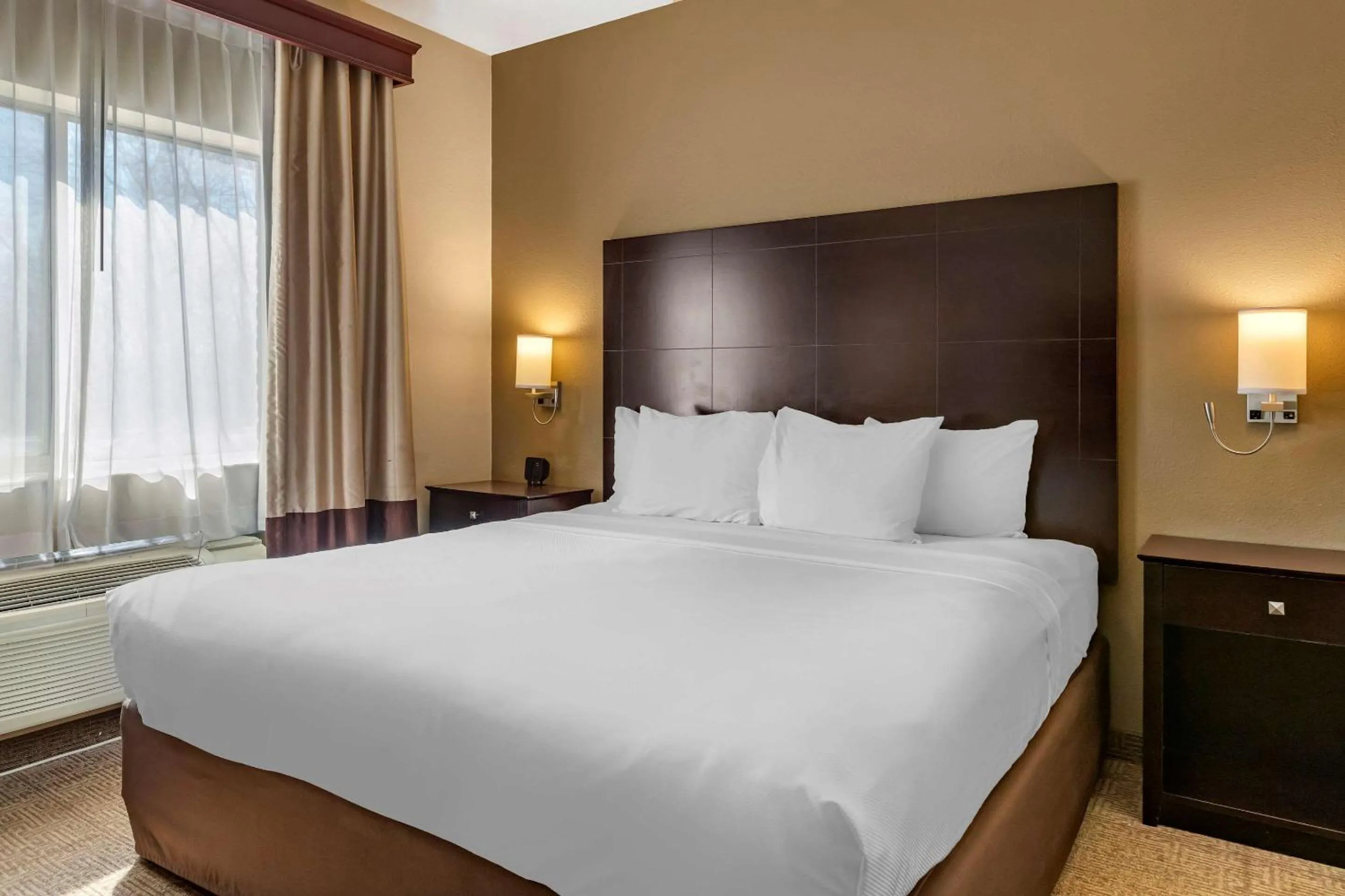 Photo of the whole room, Bed in Comfort Inn & Suites Paw Paw