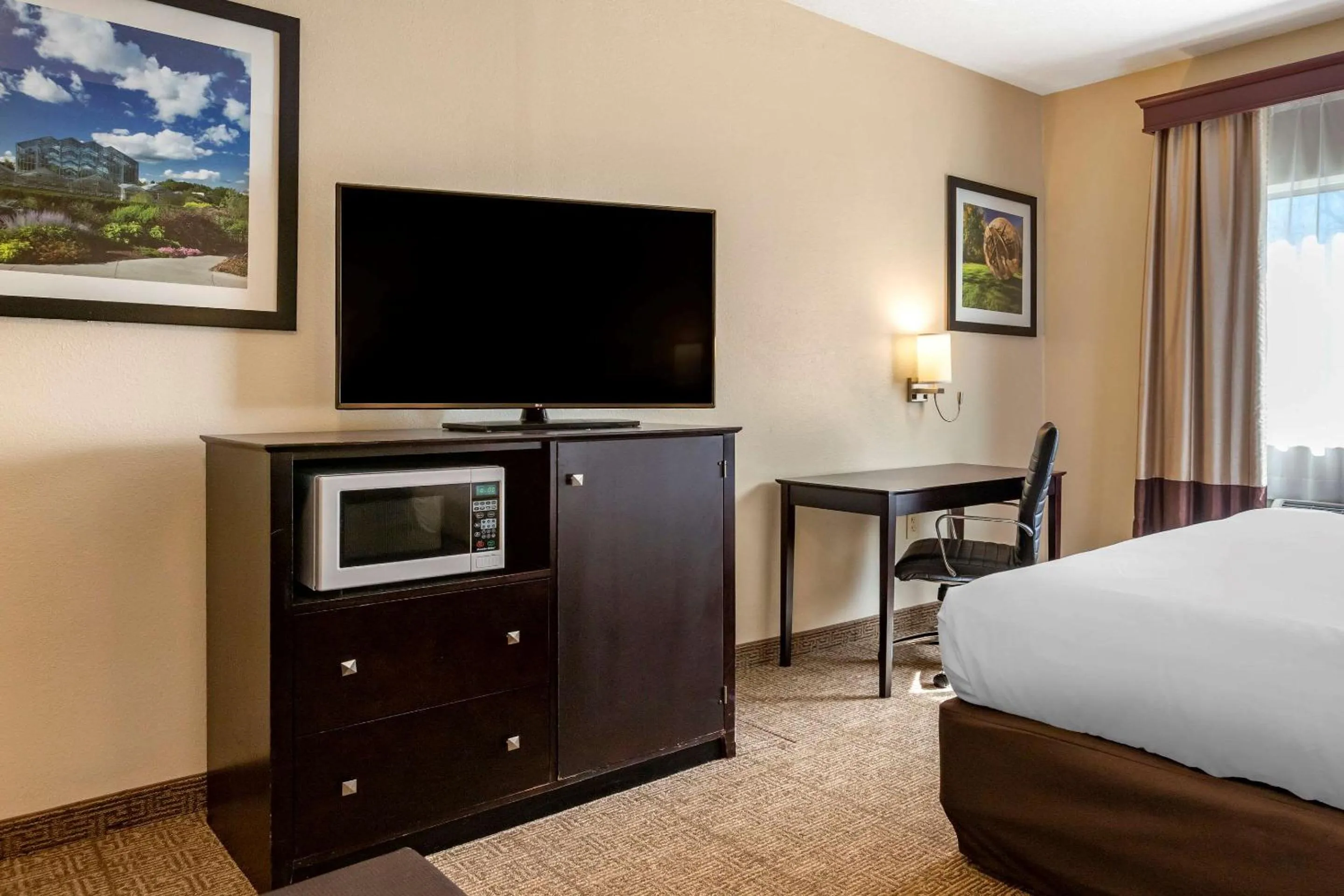 Photo of the whole room, Bed in Comfort Inn & Suites Paw Paw