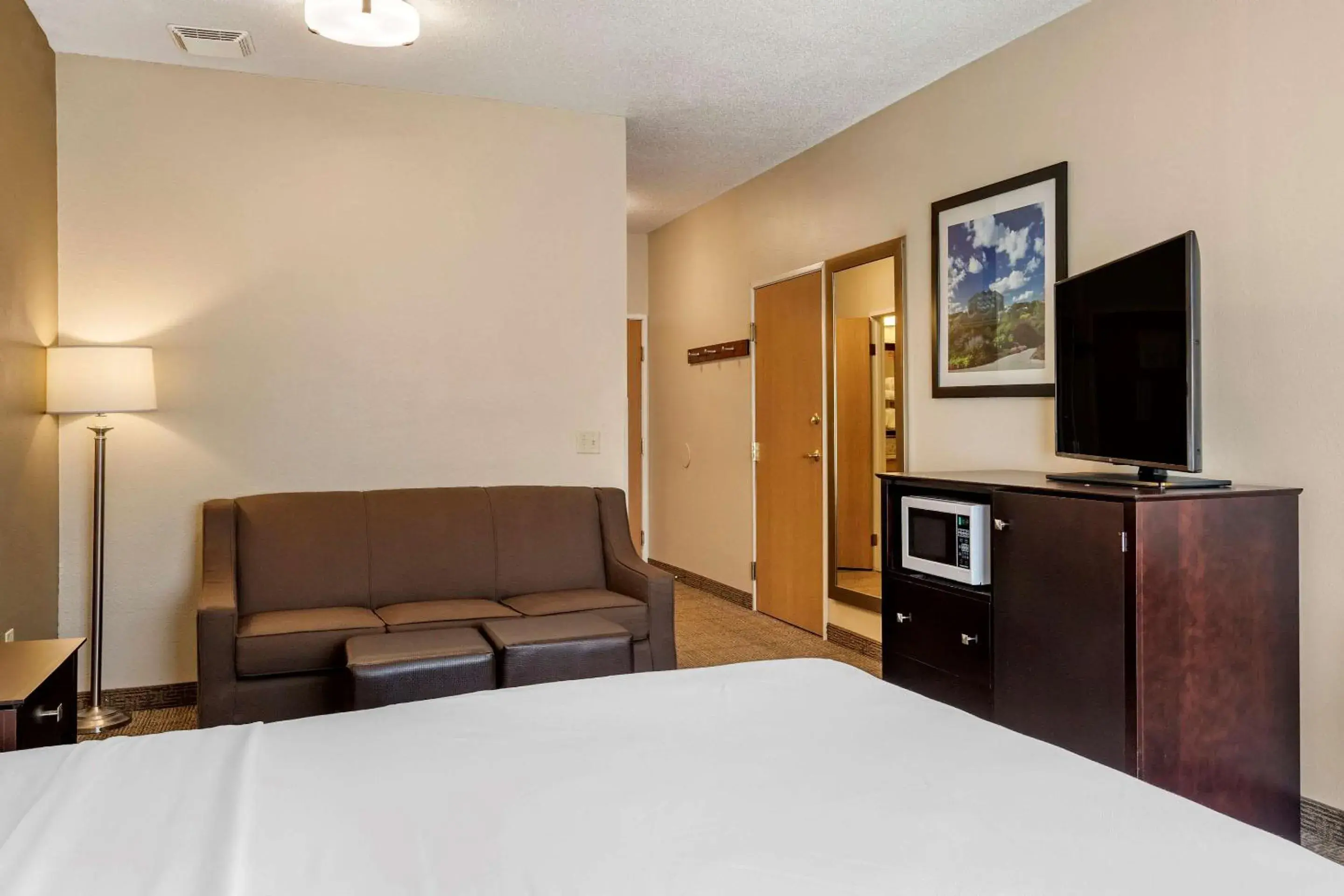 Photo of the whole room, Bed in Comfort Inn & Suites Paw Paw Photo of the whole room, Bed in Comfort Inn & Suites Paw Paw