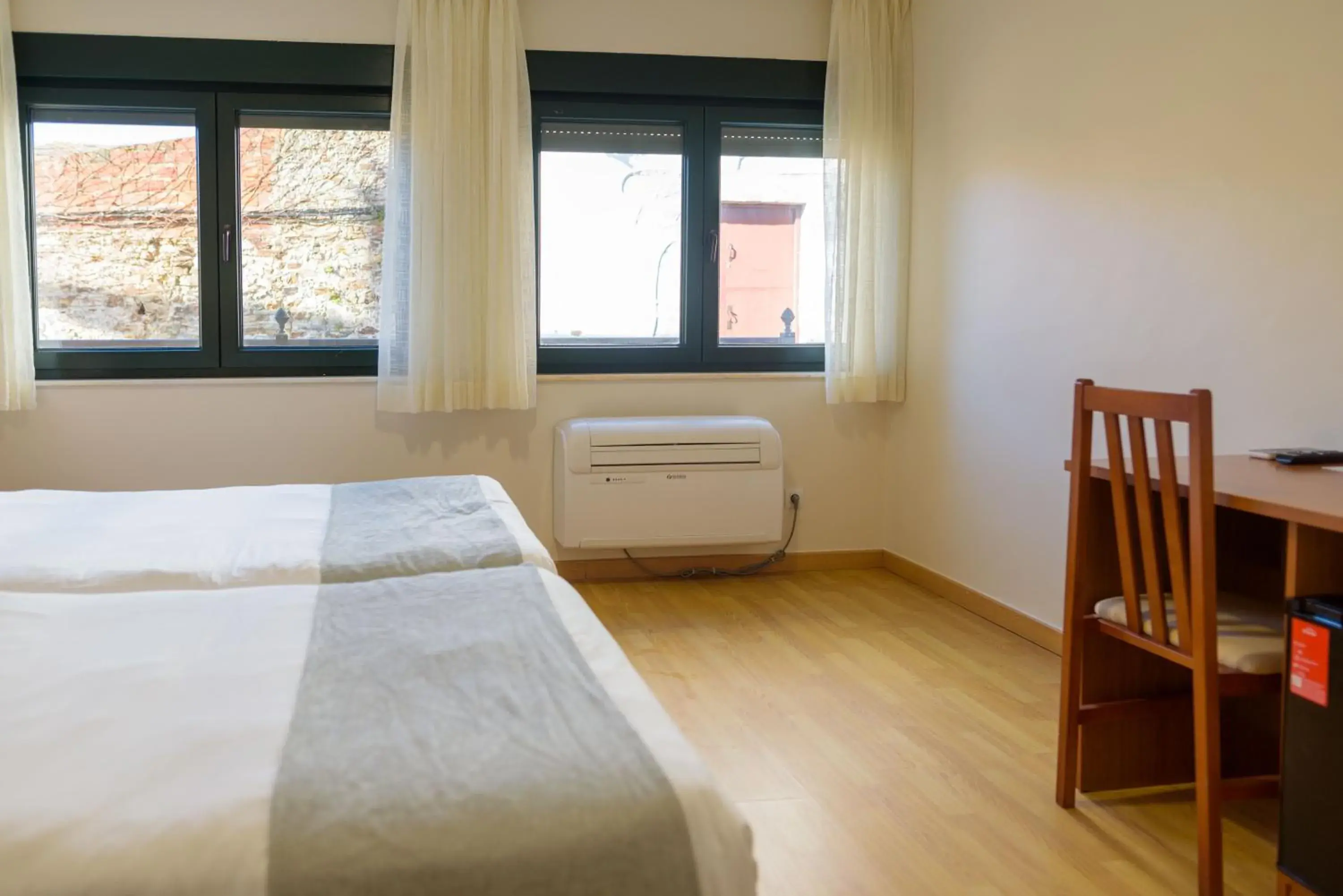 Budget Twin Room in Hotel Alda Fogar do Mariñeiro Budget Twin Room in Hotel Alda Fogar do Mariñeiro