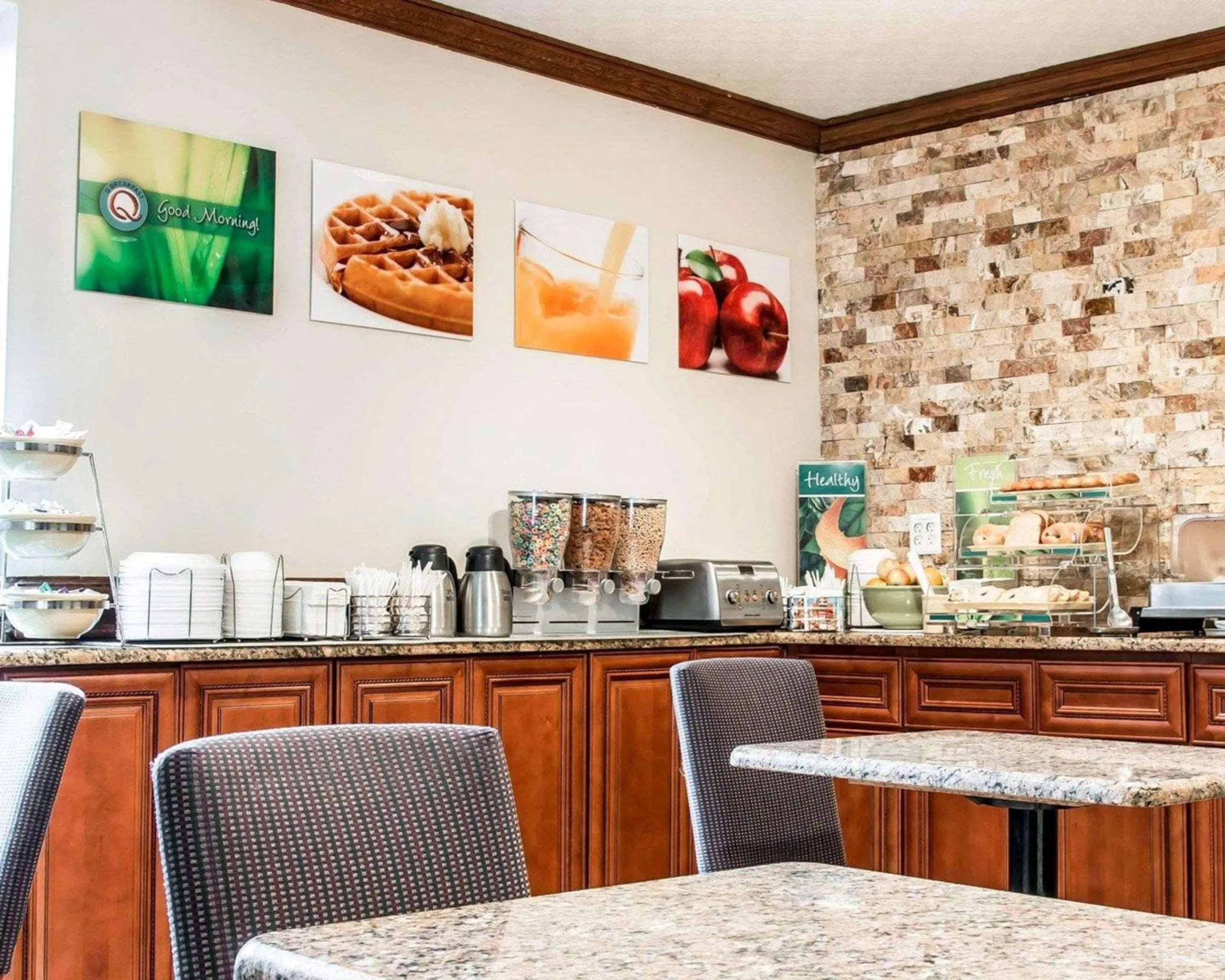 Restaurant/places to eat in Quality Inn