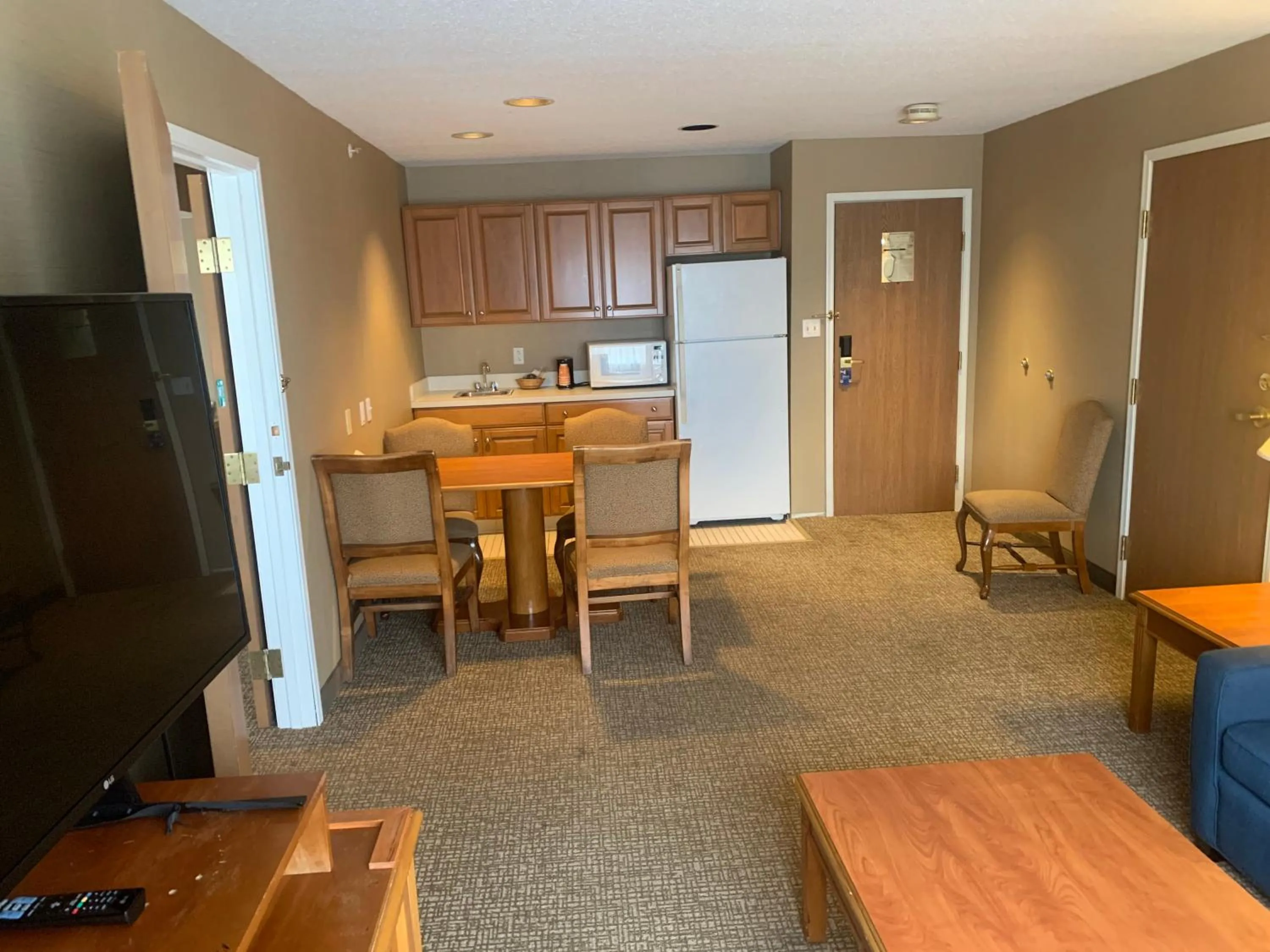 Communal lounge/ TV room in Comfort Inn Chelsea