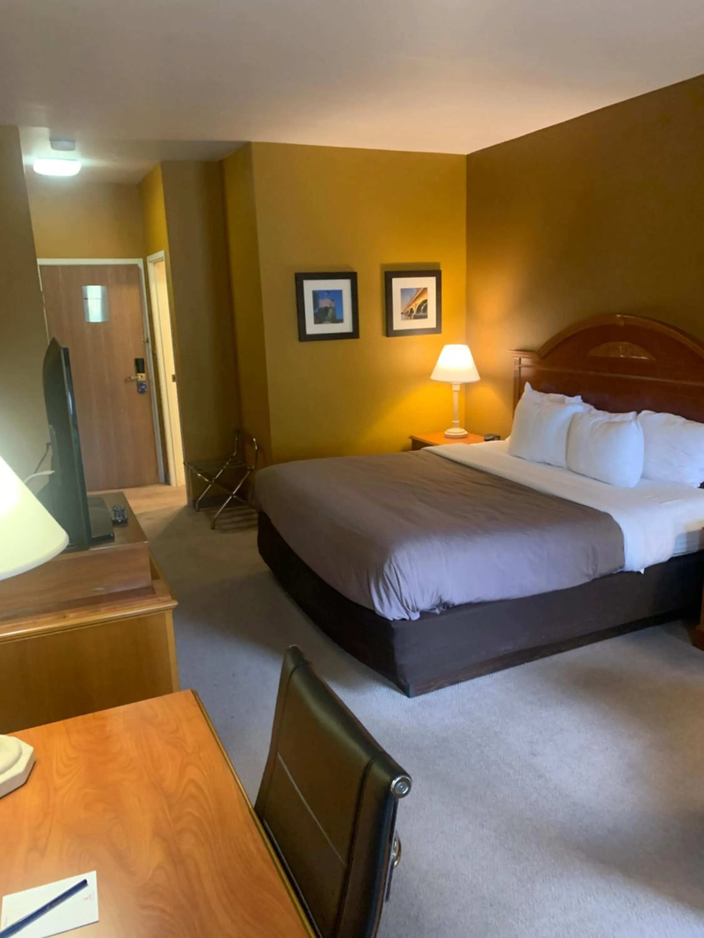 Bed in Comfort Inn Chelsea